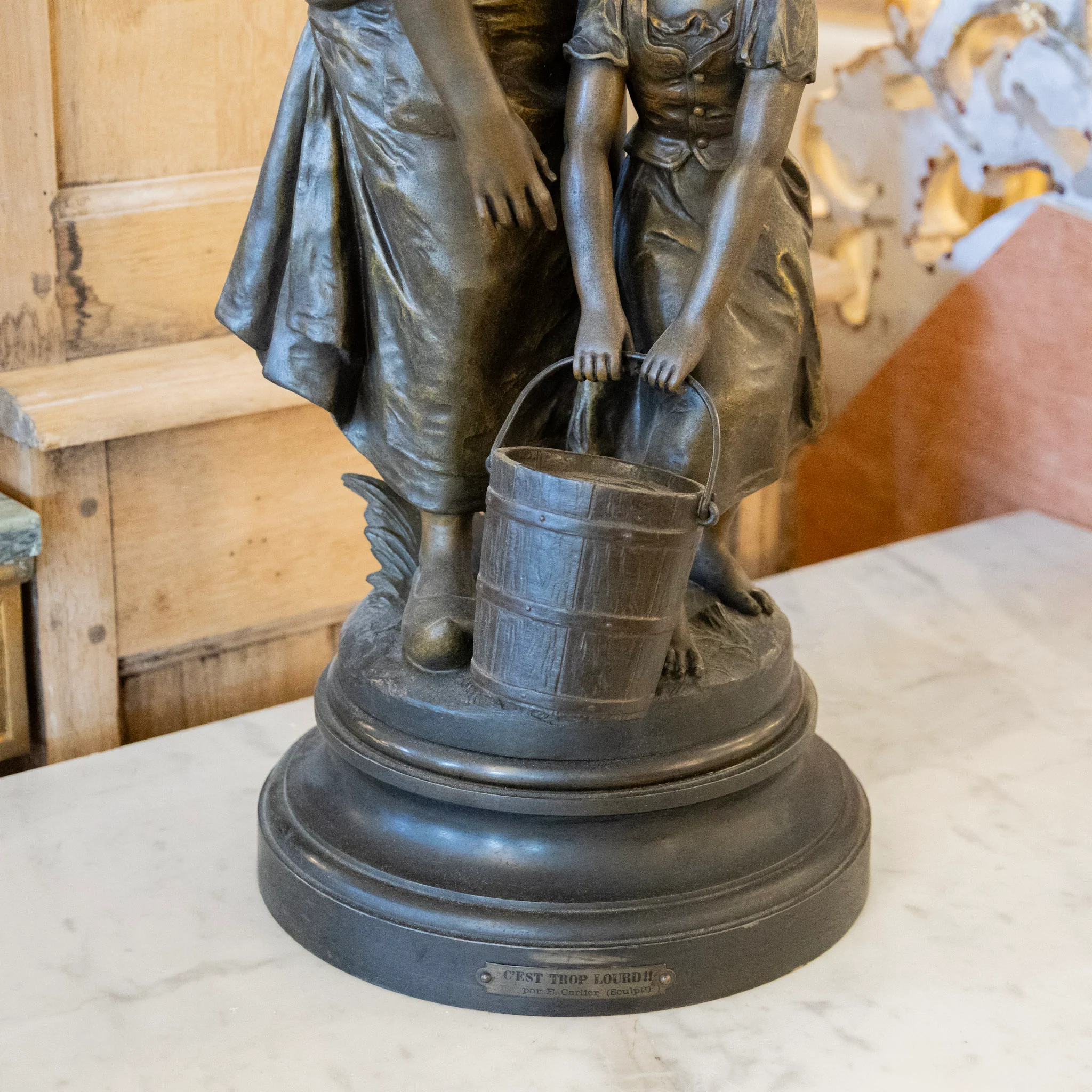 French Mother & Child Bronze Sculpture – “C’est Trop Lourd” par E. Carlier - Image 3