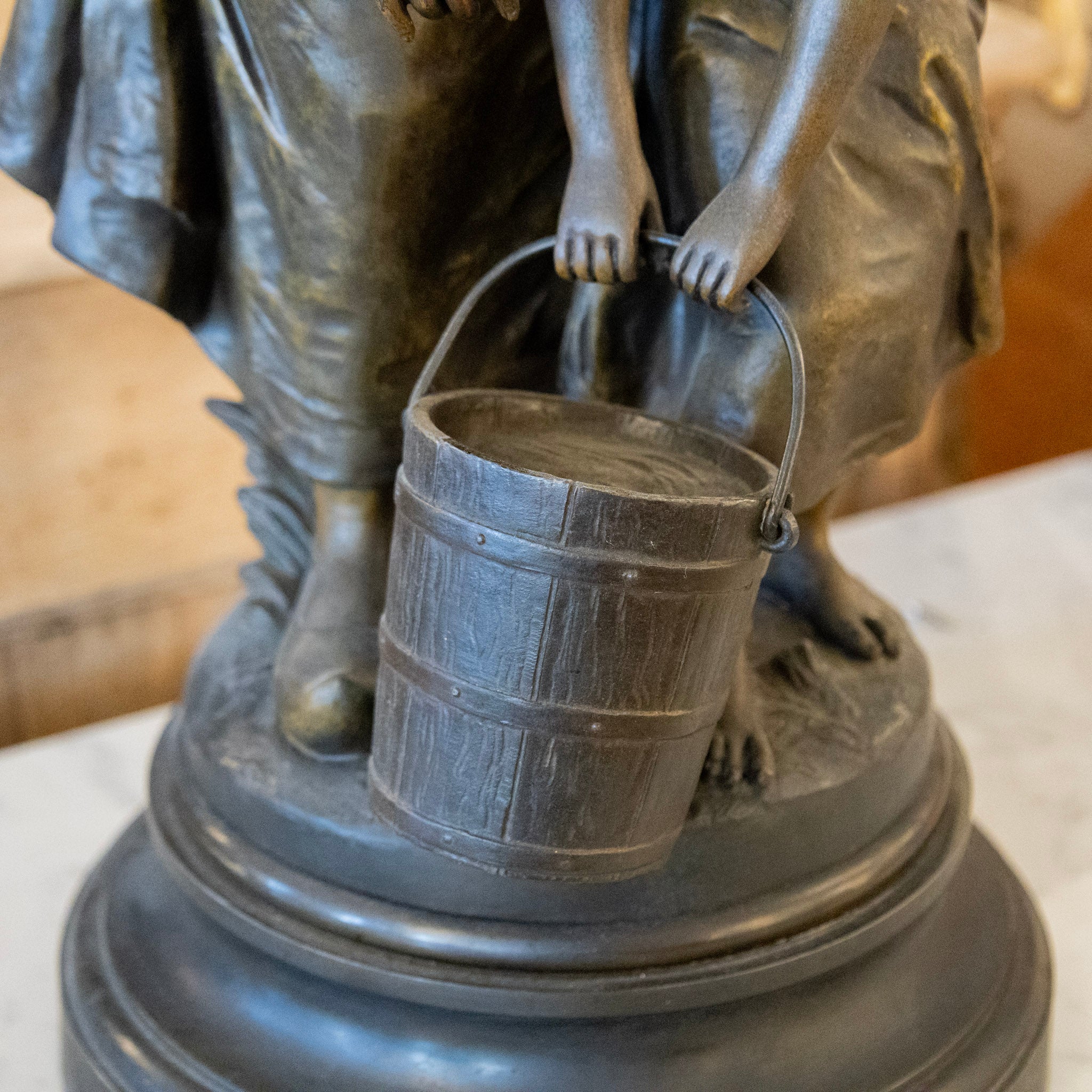 French Mother & Child Bronze Sculpture – “C’est Trop Lourd” par E. Carlier - Image 4