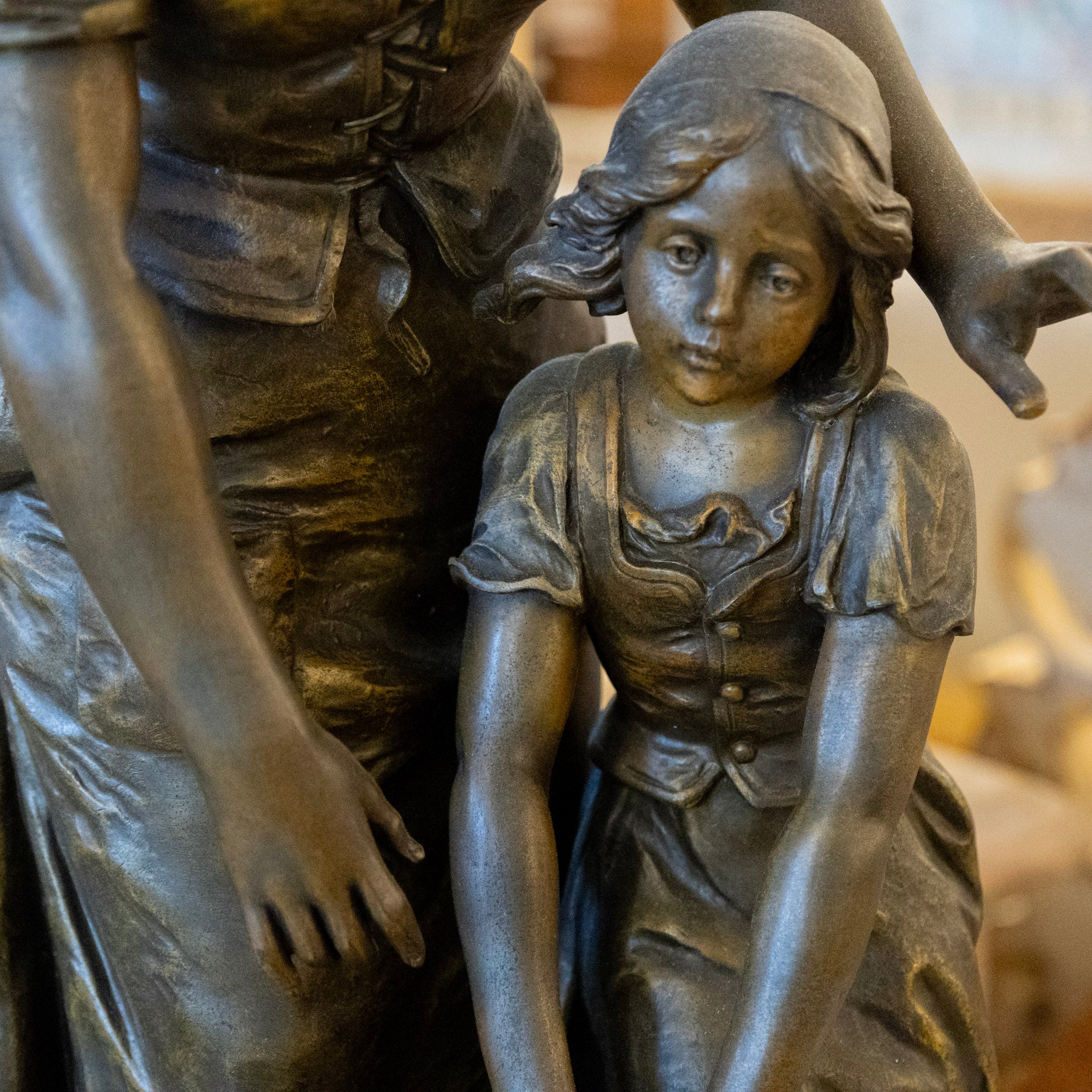 French Mother & Child Bronze Sculpture – “C’est Trop Lourd” par E. Carlier - Image 5