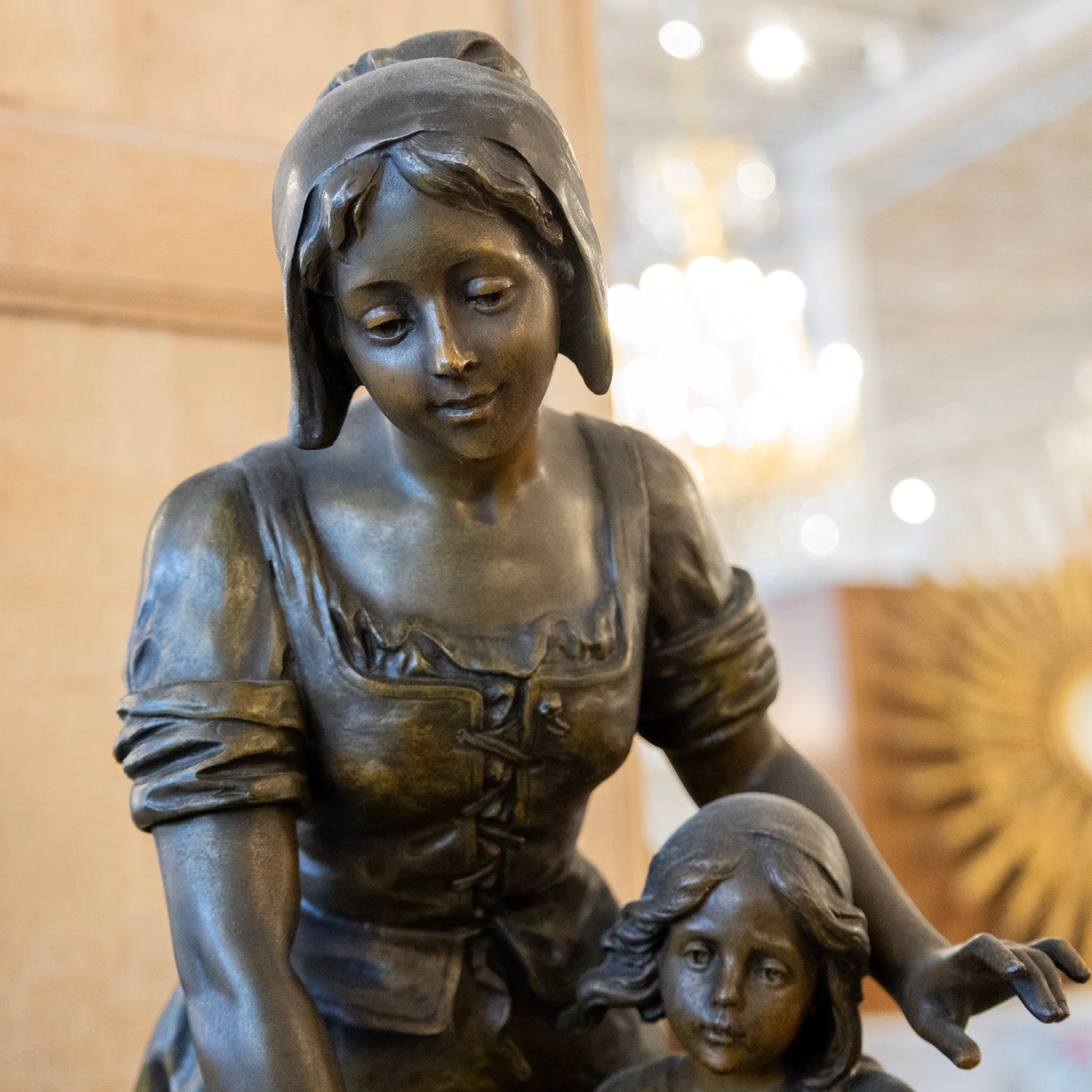 French Mother & Child Bronze Sculpture – “C’est Trop Lourd” par E. Carlier - Image 6