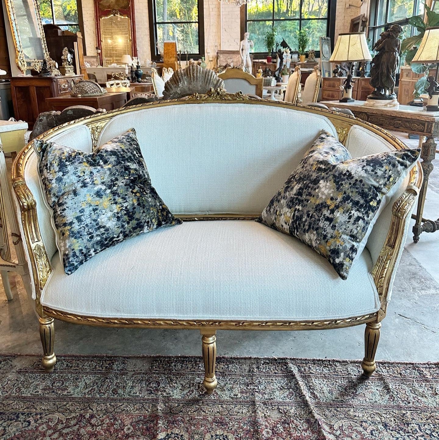 Louis XVI Rounded Settee - Textured White Linen - Image 3