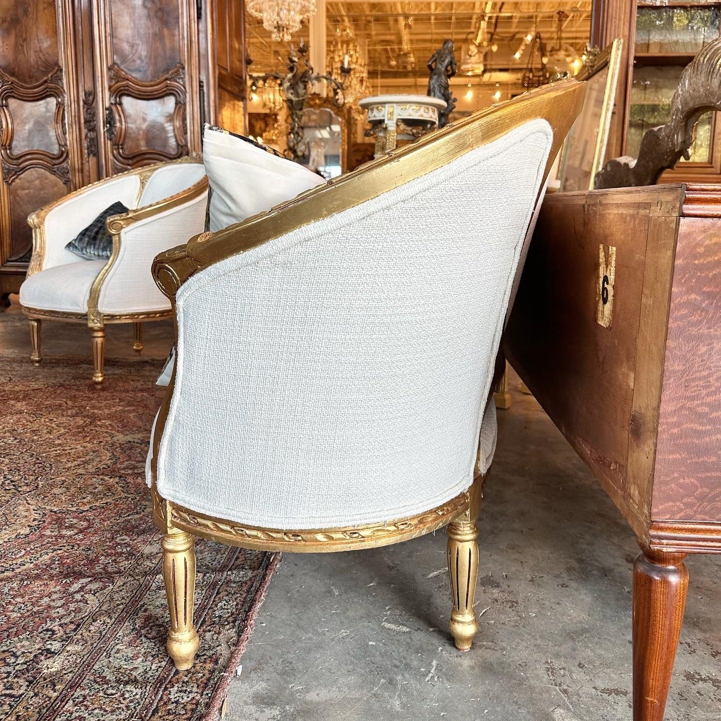 Louis XVI Rounded Settee - Textured White Linen - Image 4