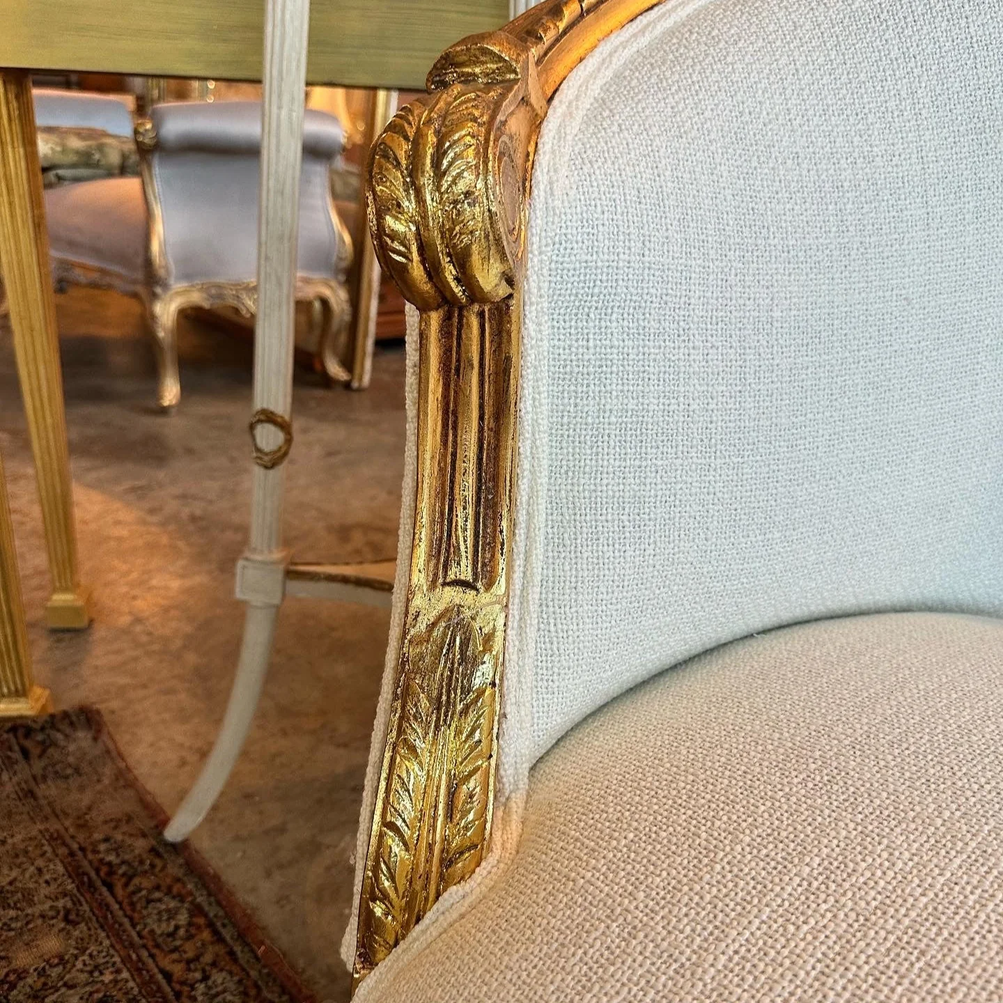 Louis XVI Rounded Settee - Textured White Linen - Image 6