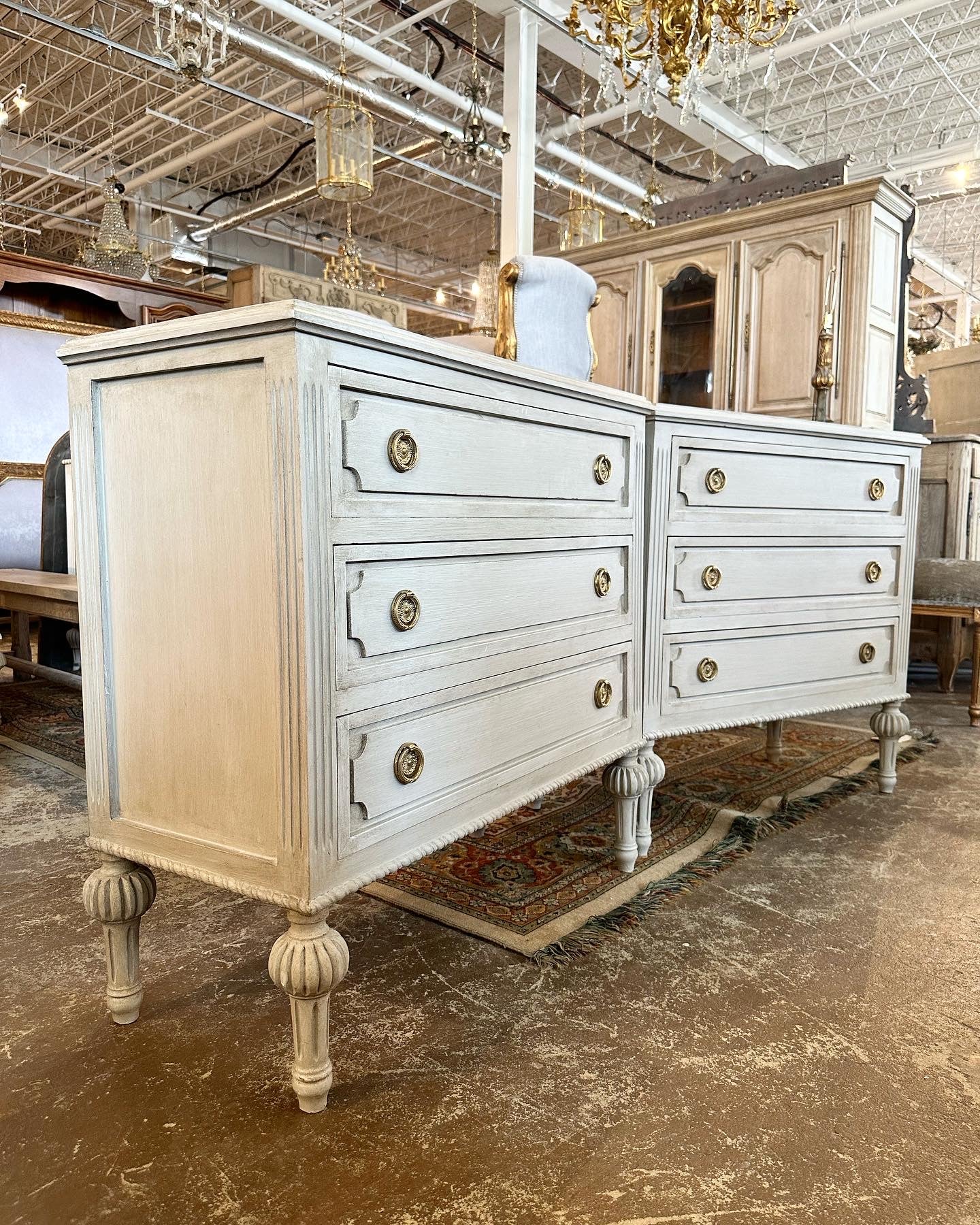 Swedish Chest with Ballerina Legs in Antique White - Image 4