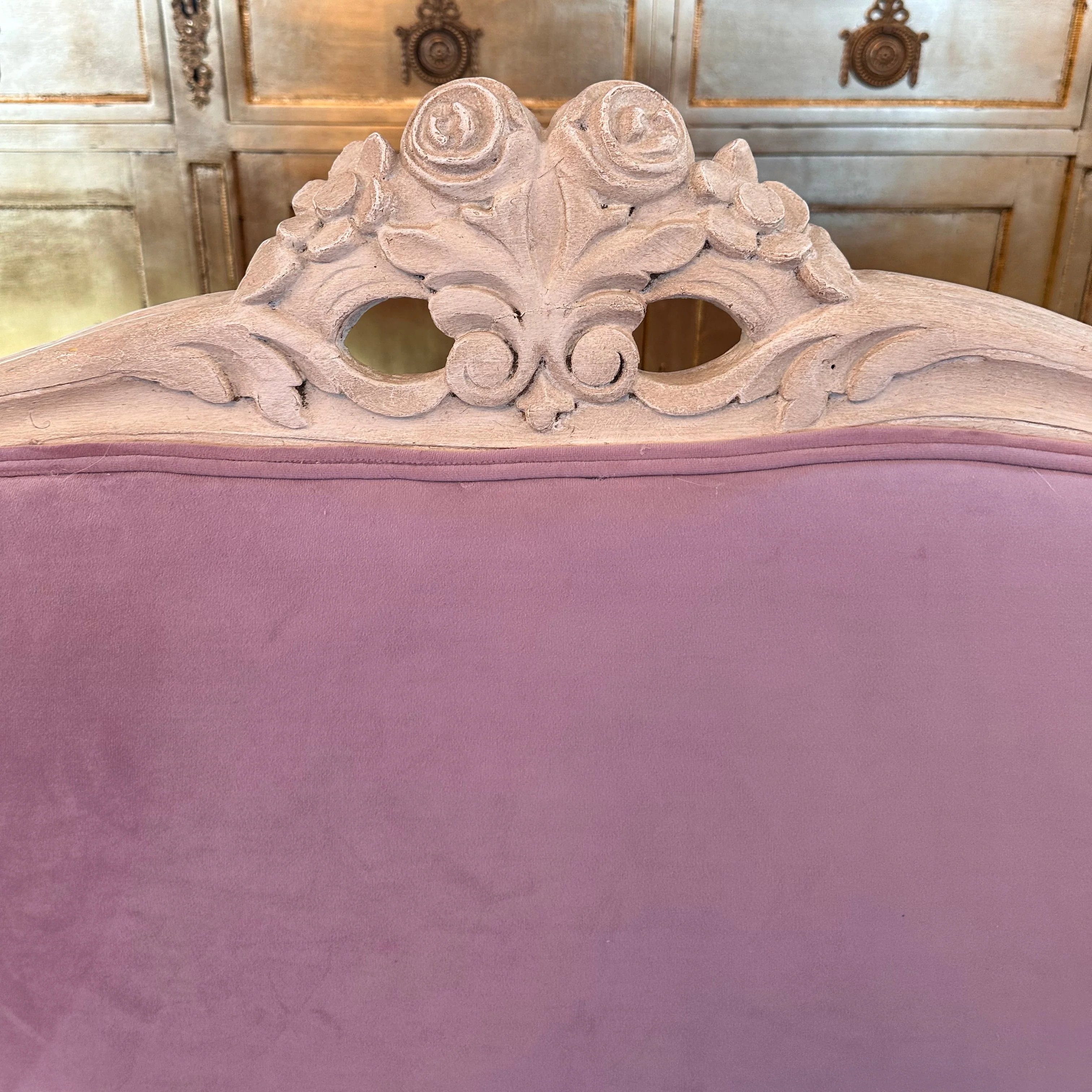 French Antique Louis XV Lilac Sofa with White Frame - Image 4