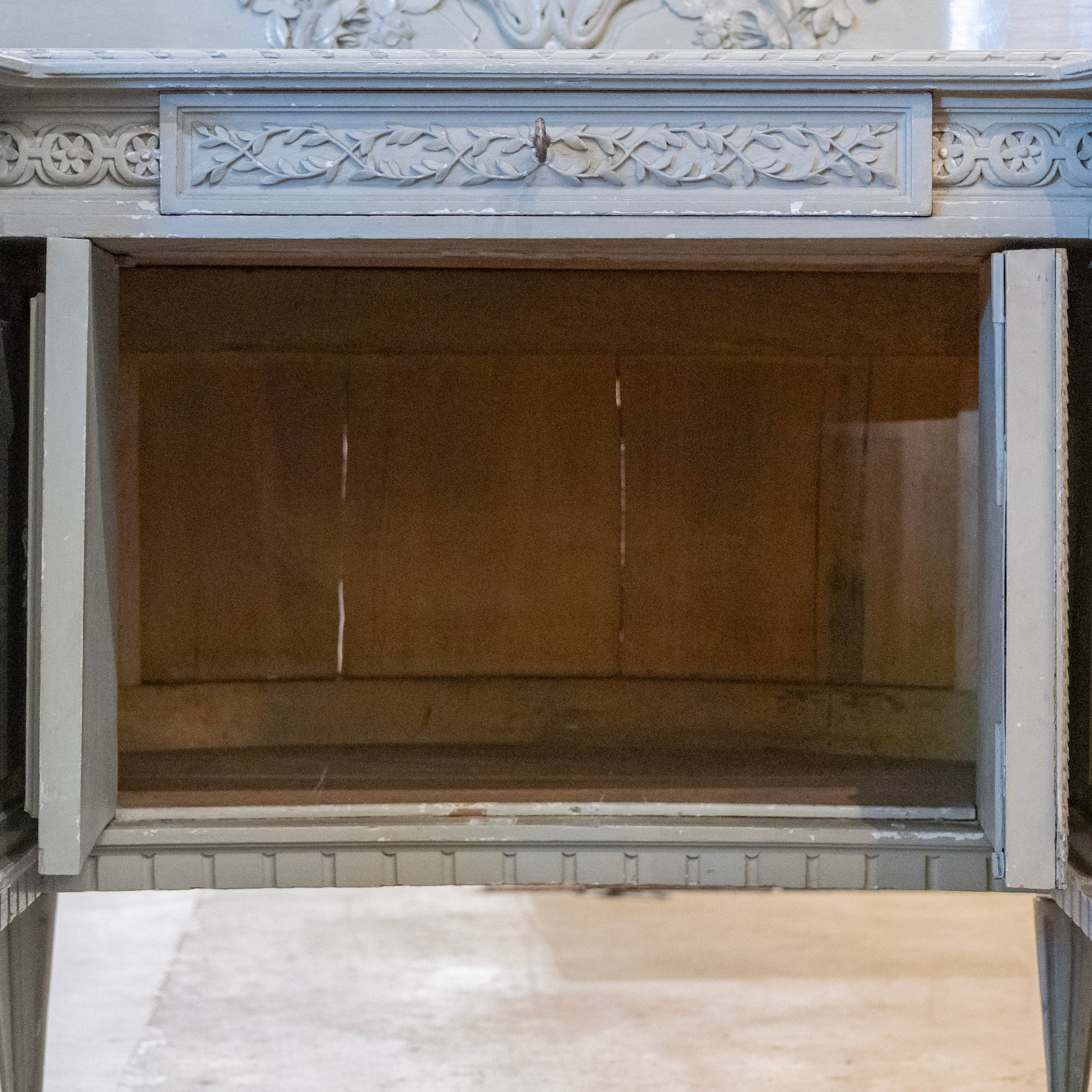 French Demilune Grey Vanity with Oval Mirror – Floral Carvings & Original Fabric - Image 17