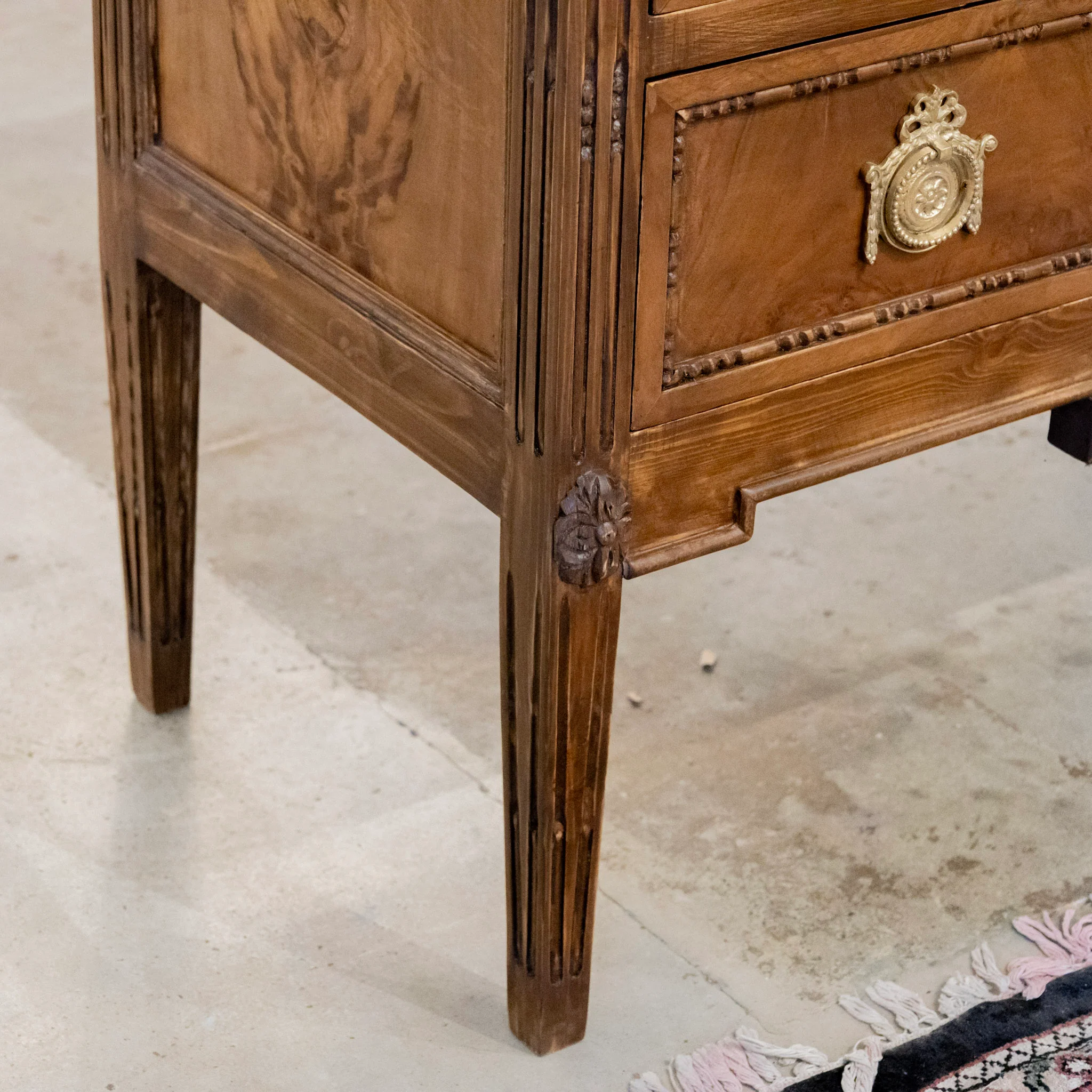French Louis XVI Burl Wood Nightstand – Natural Wood Grain & Bow Brass Pulls - Image 17