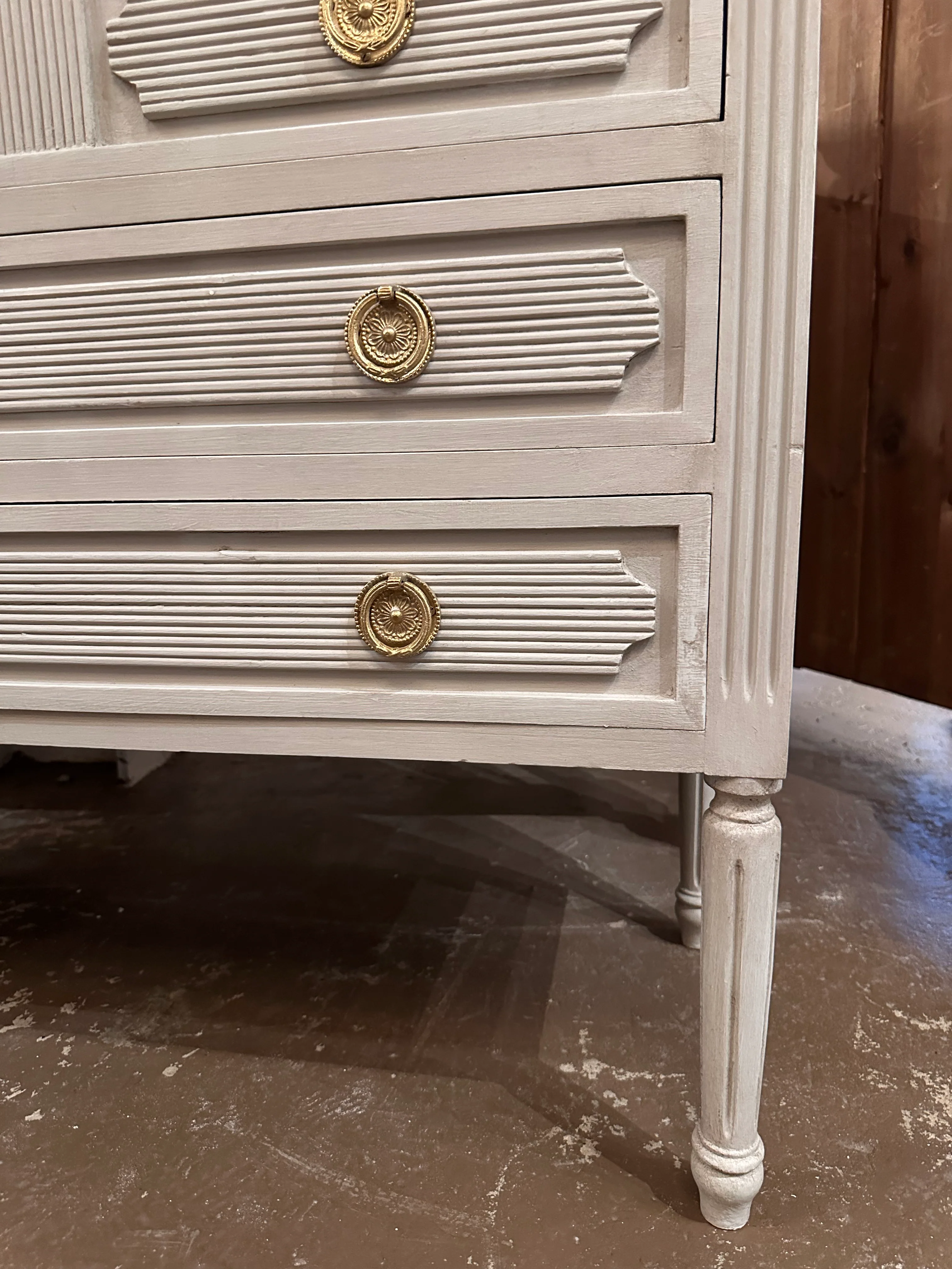 Gray Swedish Chest with Reeded Details - Image 2