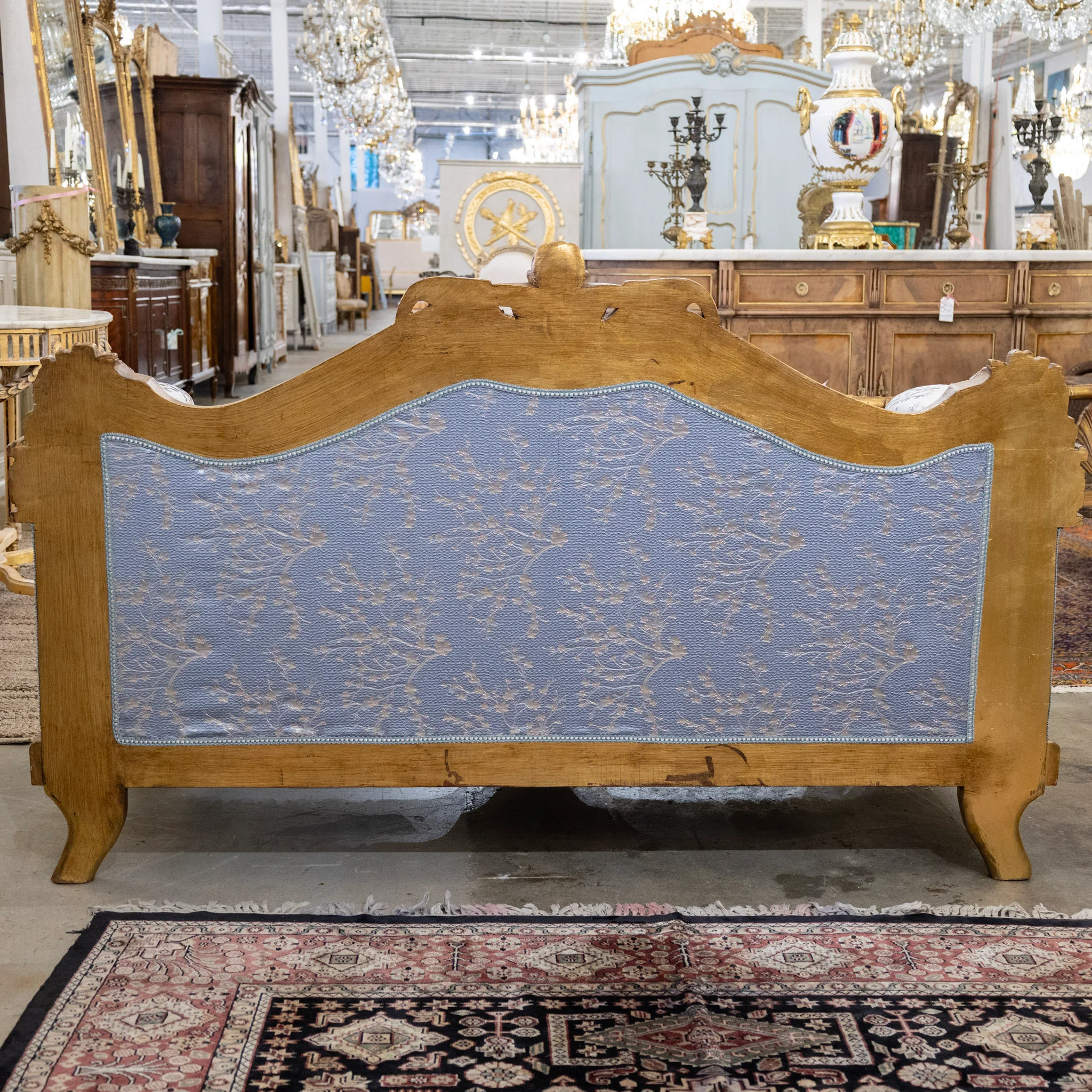 Italian Gilded Sofa – Carved Detailing & Pale Blue Silk-Weave Floral Upholstery - Image 10