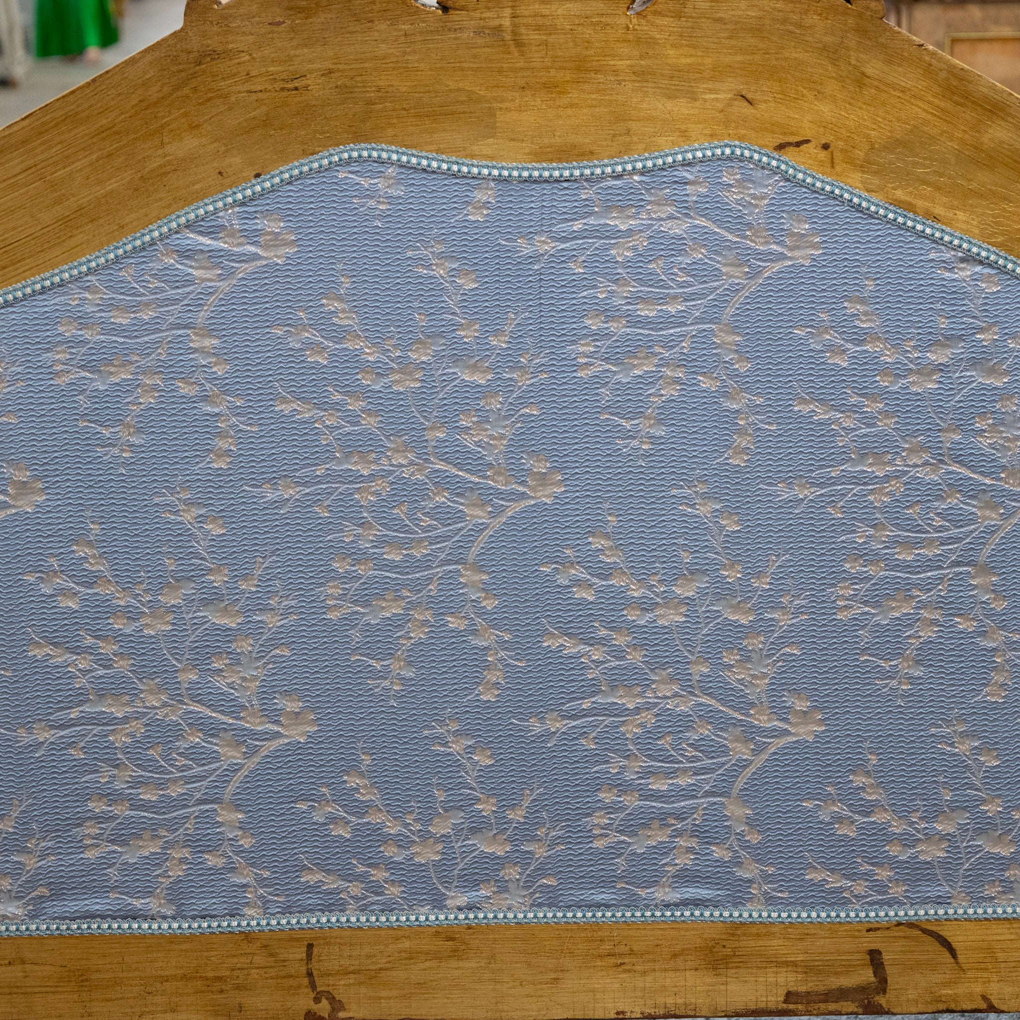 Italian Gilded Sofa – Carved Detailing & Pale Blue Silk-Weave Floral Upholstery - Image 11