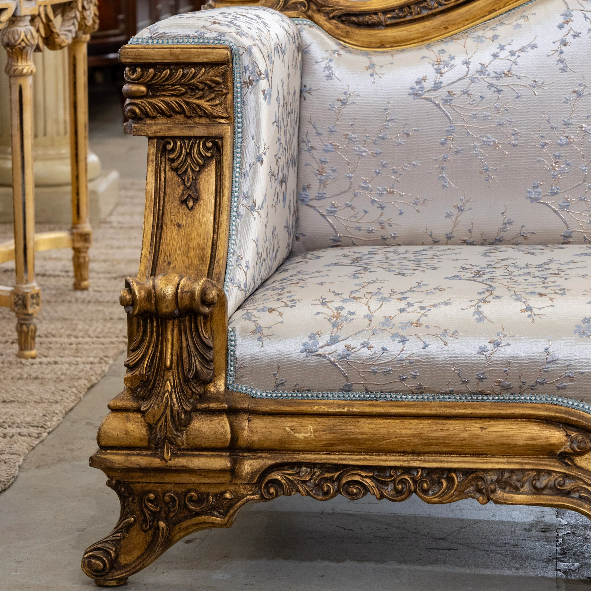 Italian Gilded Sofa – Carved Detailing & Pale Blue Silk-Weave Floral Upholstery - Image 5
