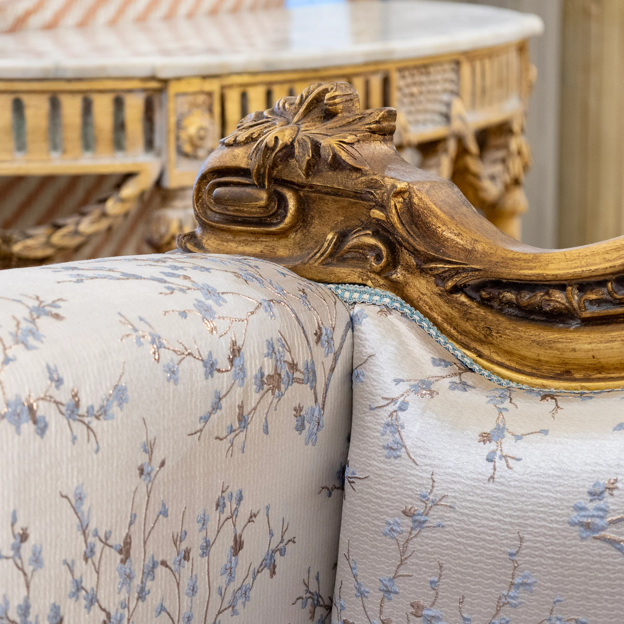 Italian Gilded Sofa – Carved Detailing & Pale Blue Silk-Weave Floral Upholstery - Image 6