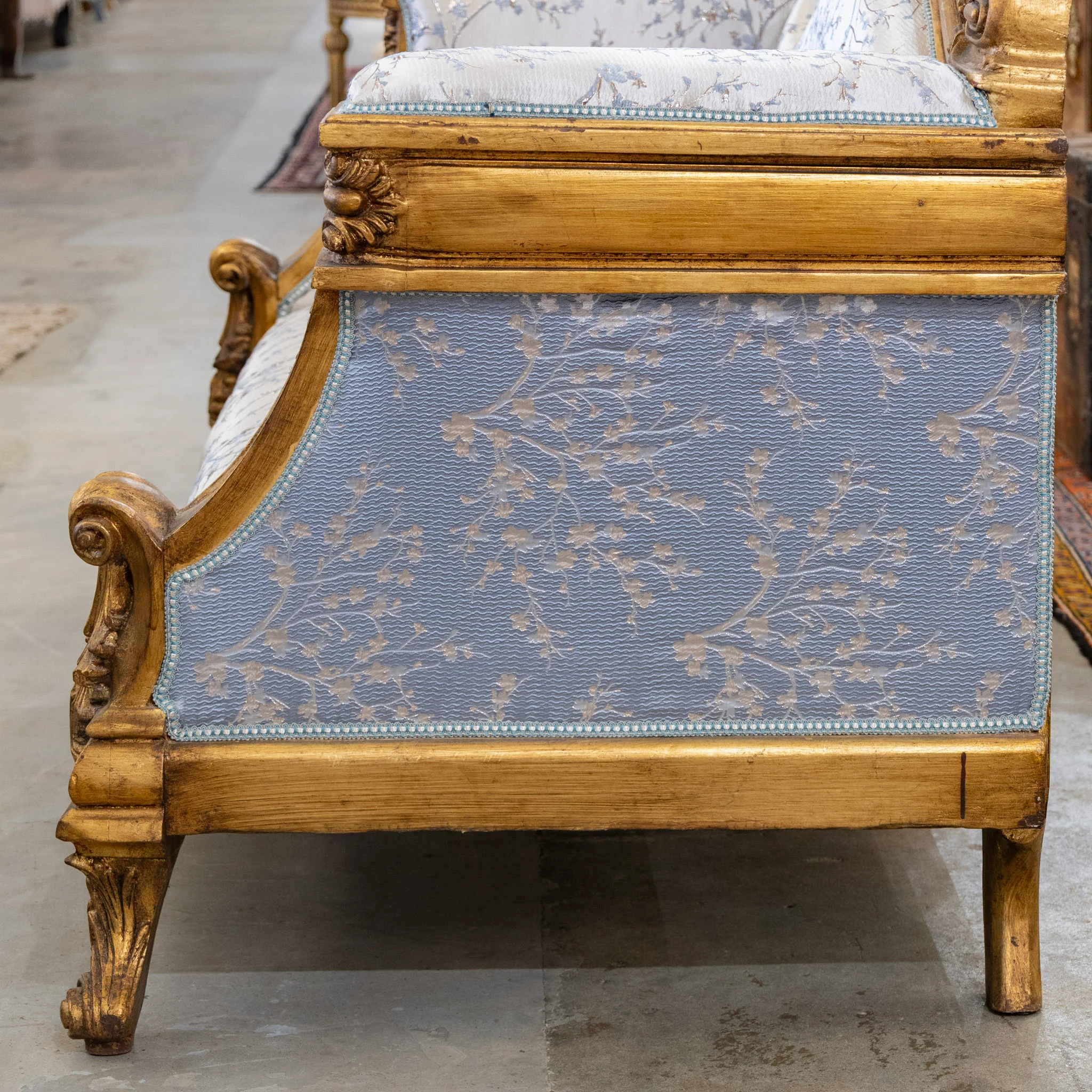 Italian Gilded Sofa – Carved Detailing & Pale Blue Silk-Weave Floral Upholstery - Image 8