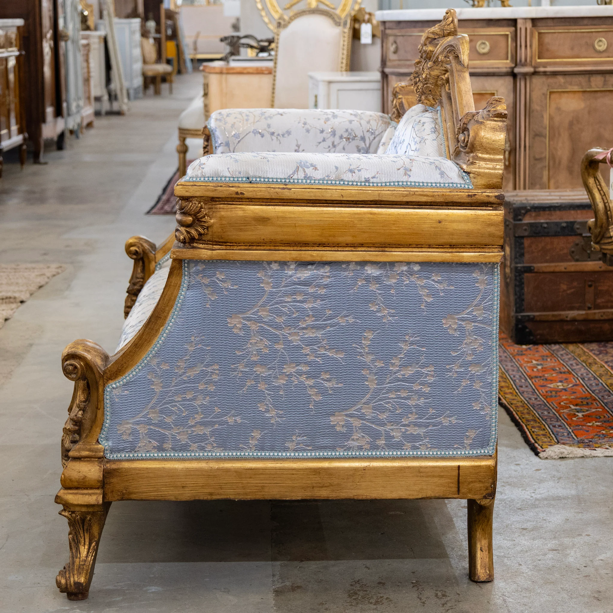 Italian Gilded Sofa – Carved Detailing & Pale Blue Silk-Weave Floral Upholstery - Image 9