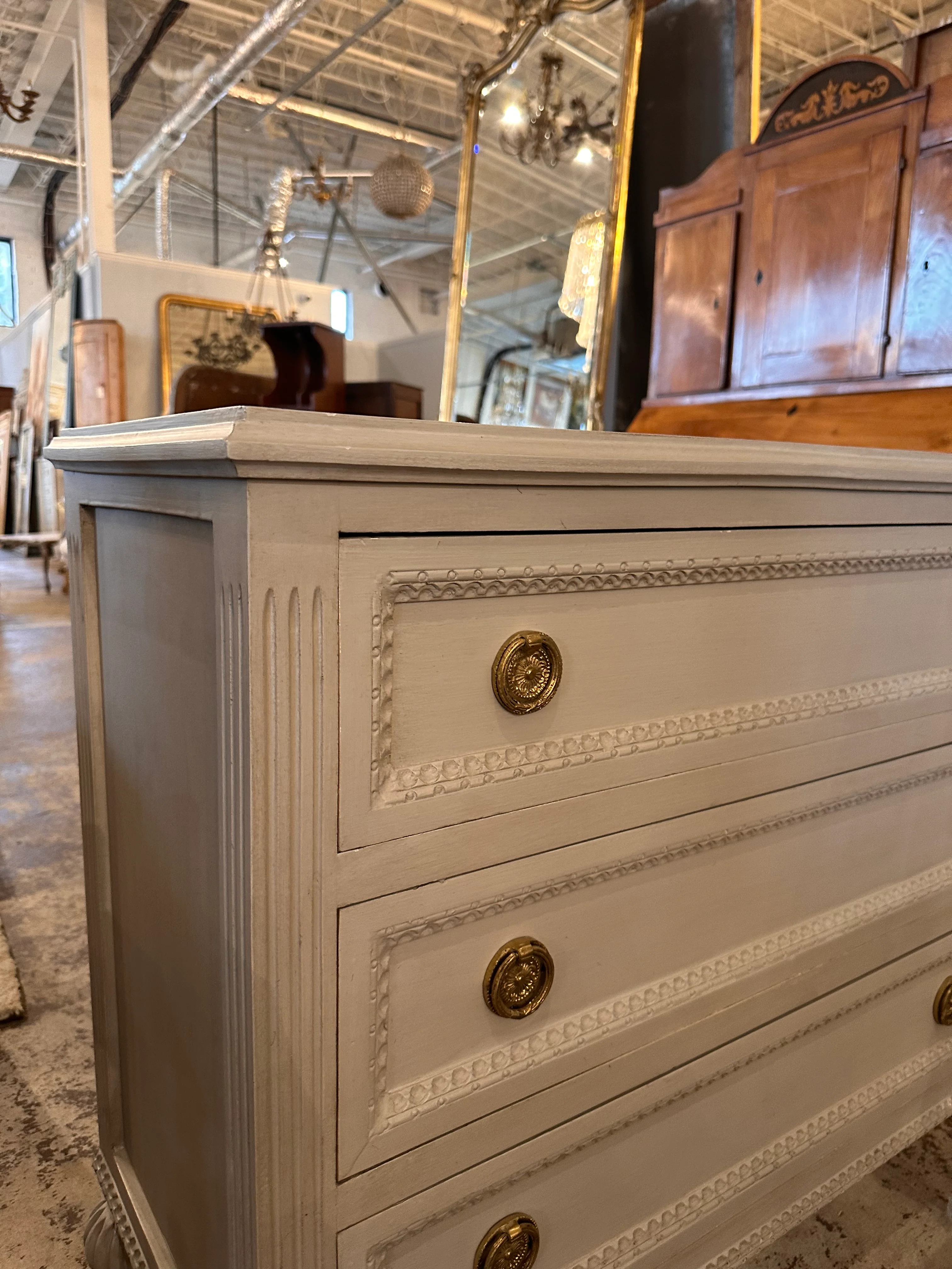 Light Gray Swedish Chest with Ballerina Legs - Image 3