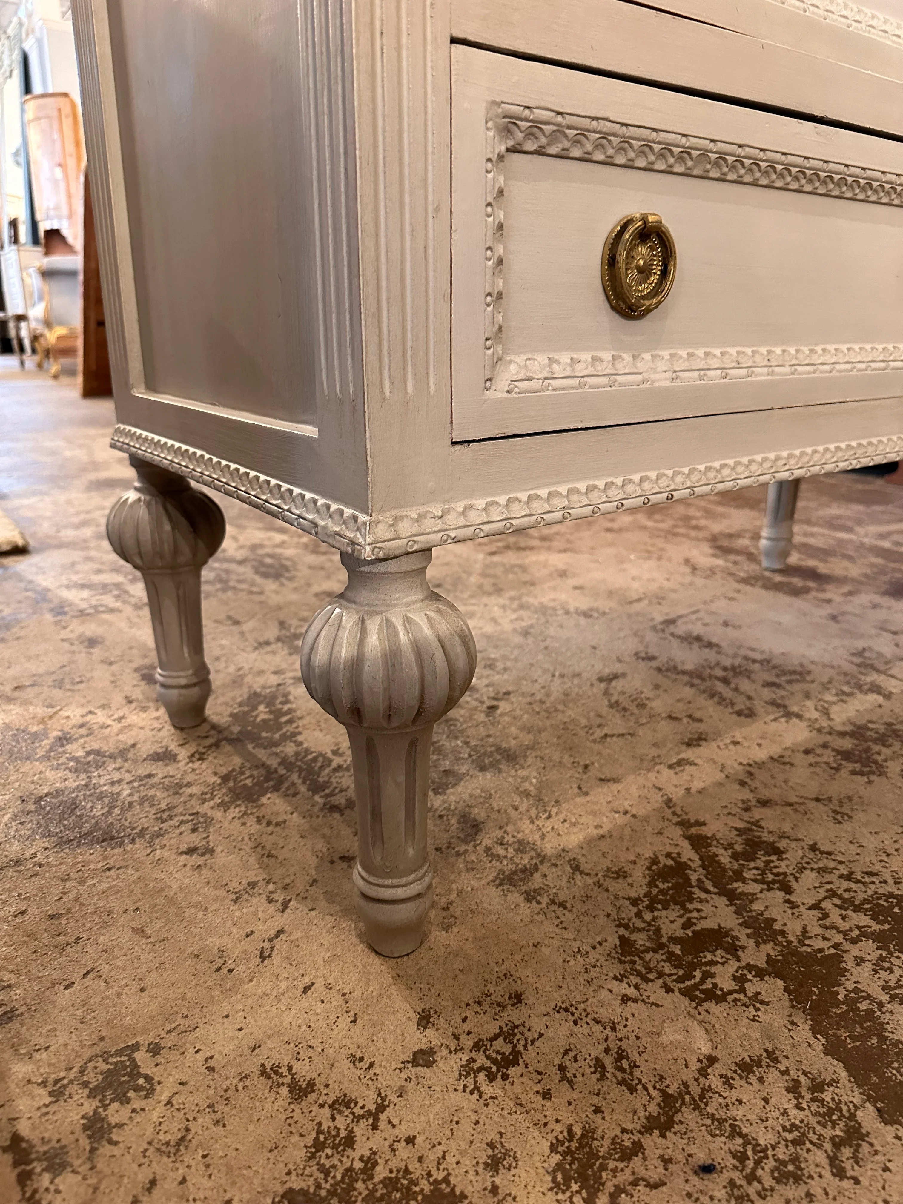 Light Gray Swedish Chest with Ballerina Legs - Image 4