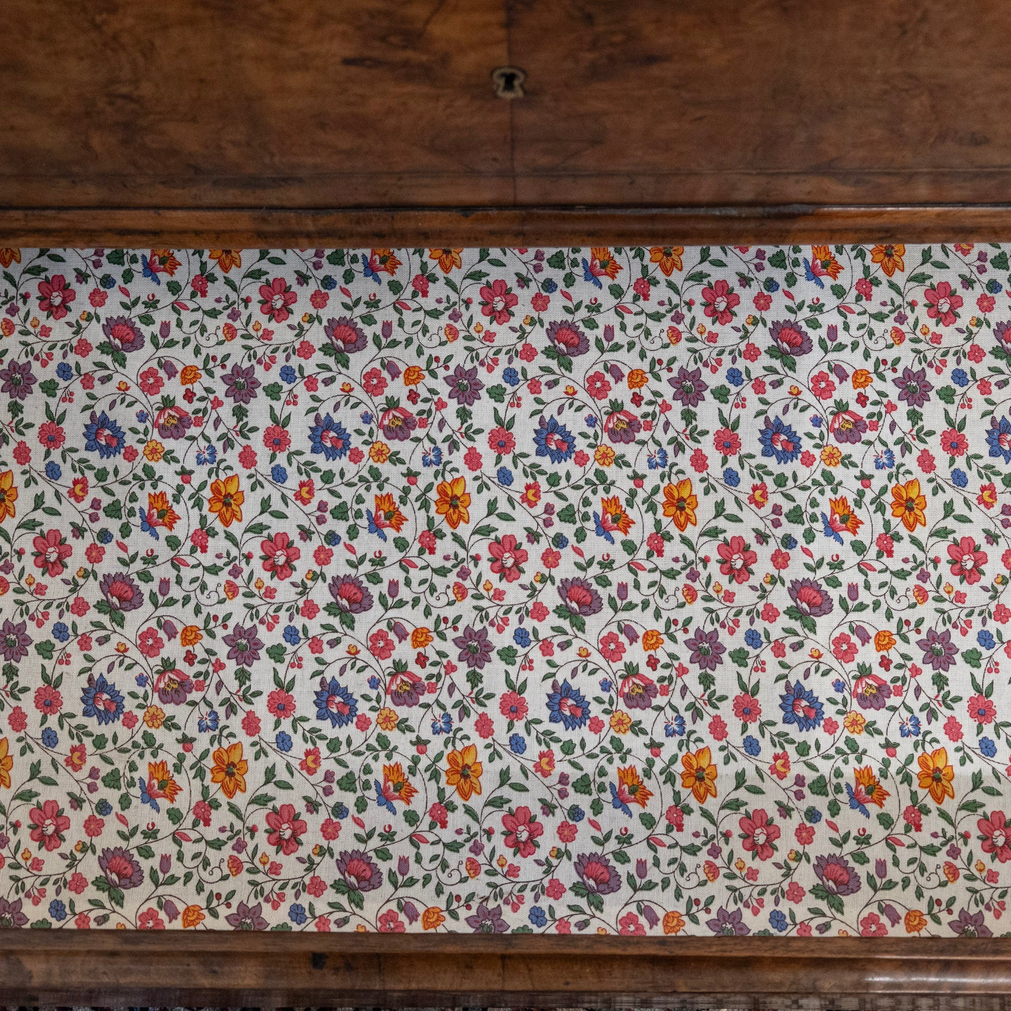Louis Philippe Burl Wood Chest – White Marble Top & Floral-Lined Drawers - Image 6