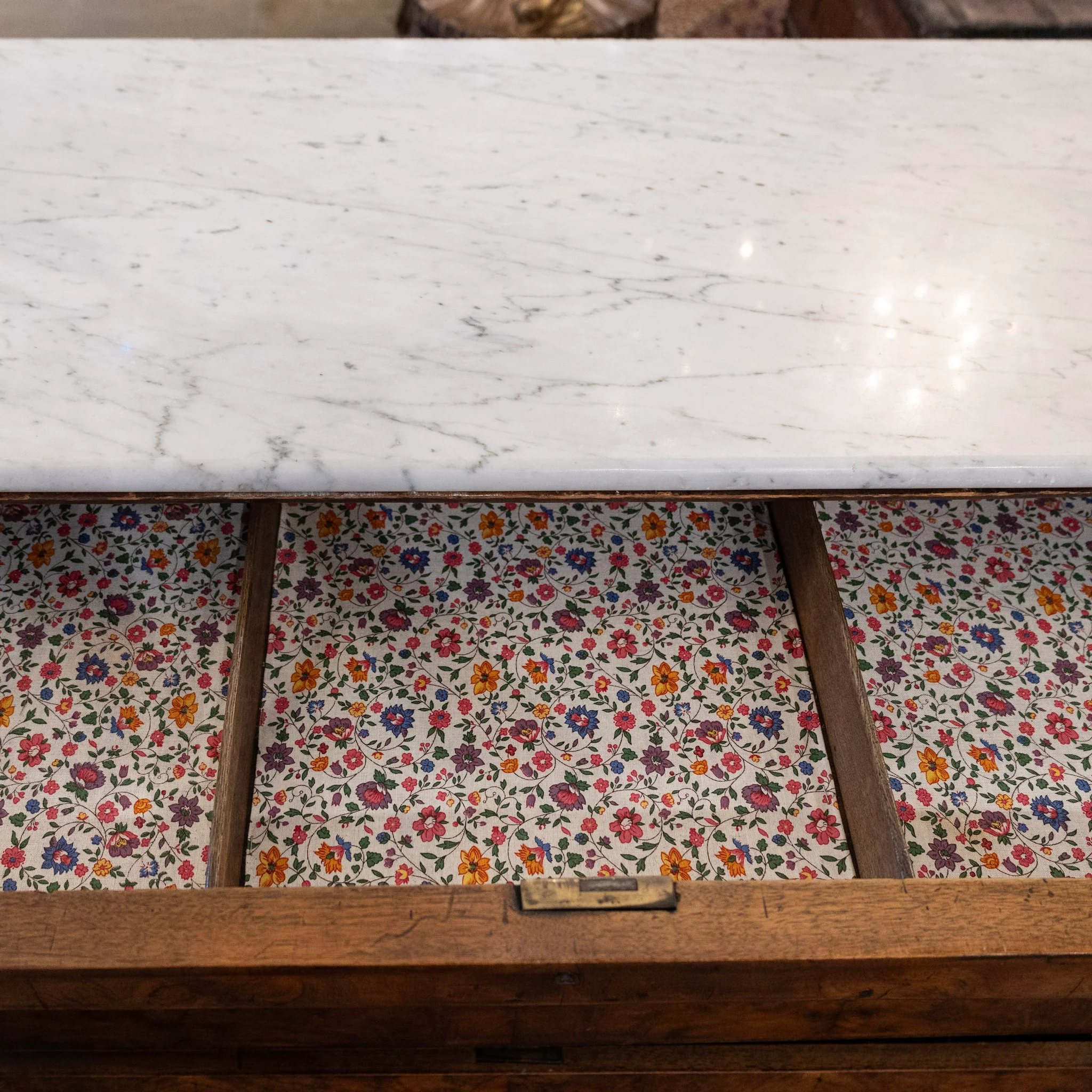 Louis Philippe Burl Wood Chest – White Marble Top & Floral-Lined Drawers - Image 7