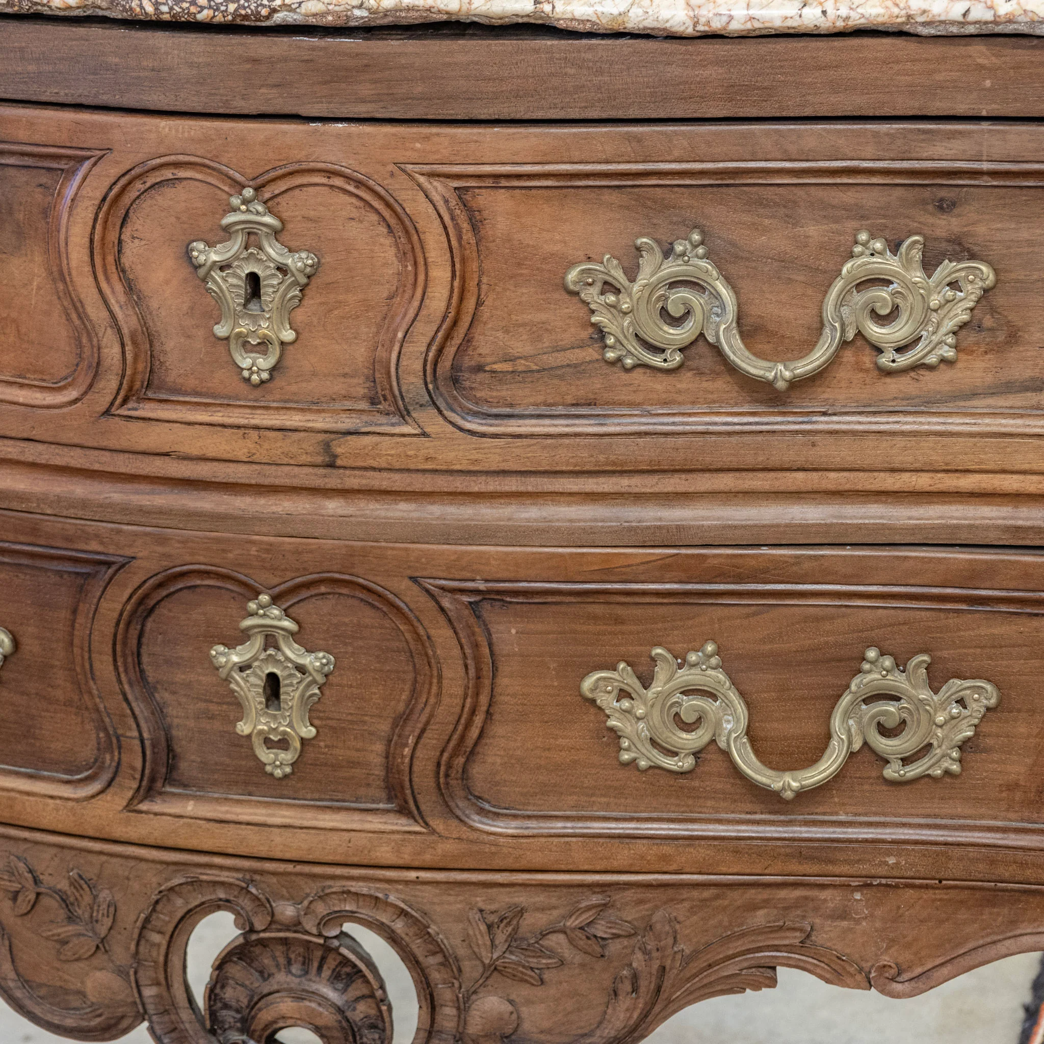 Louis XV 18th Century Walnut Chest – Carved Apron & Breccia Pernice Marble Top - Image 7