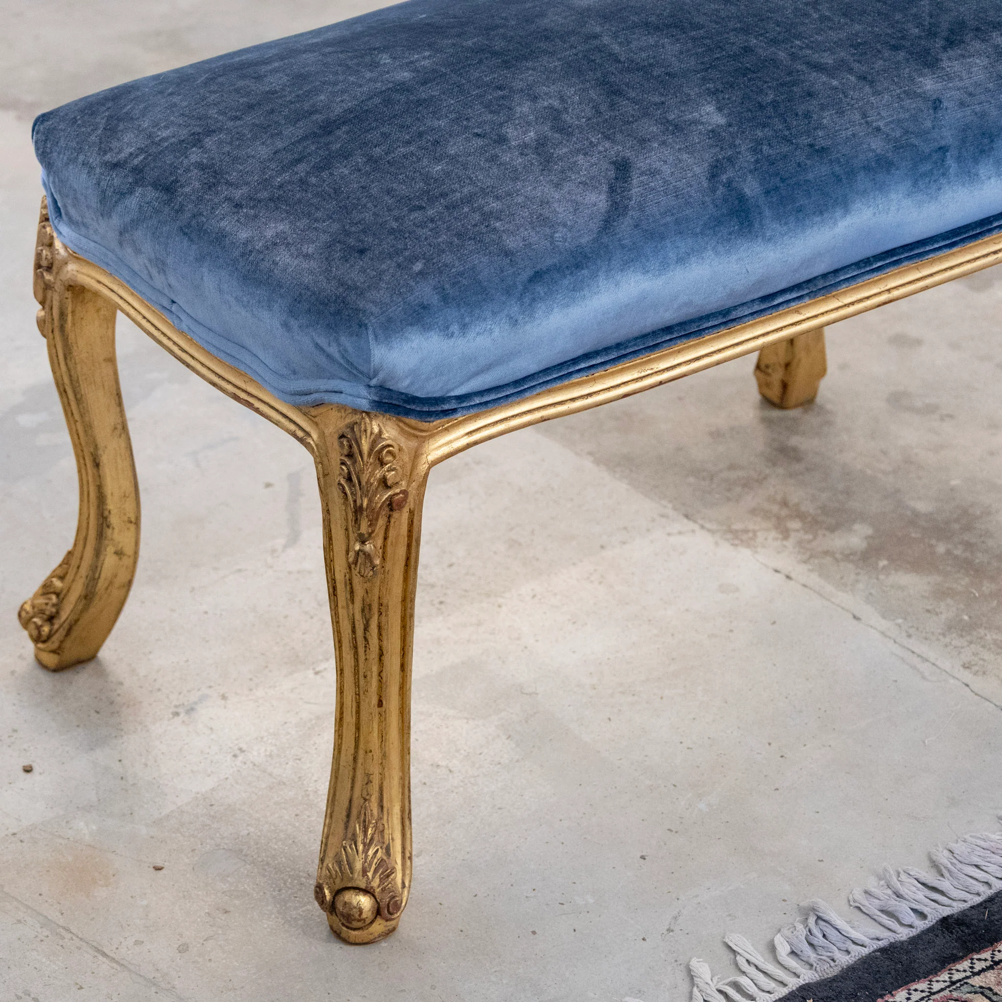 Louis XV Bench – Gilded Trim & Cabriole Legs in Dark Blue Velvet - Image 3