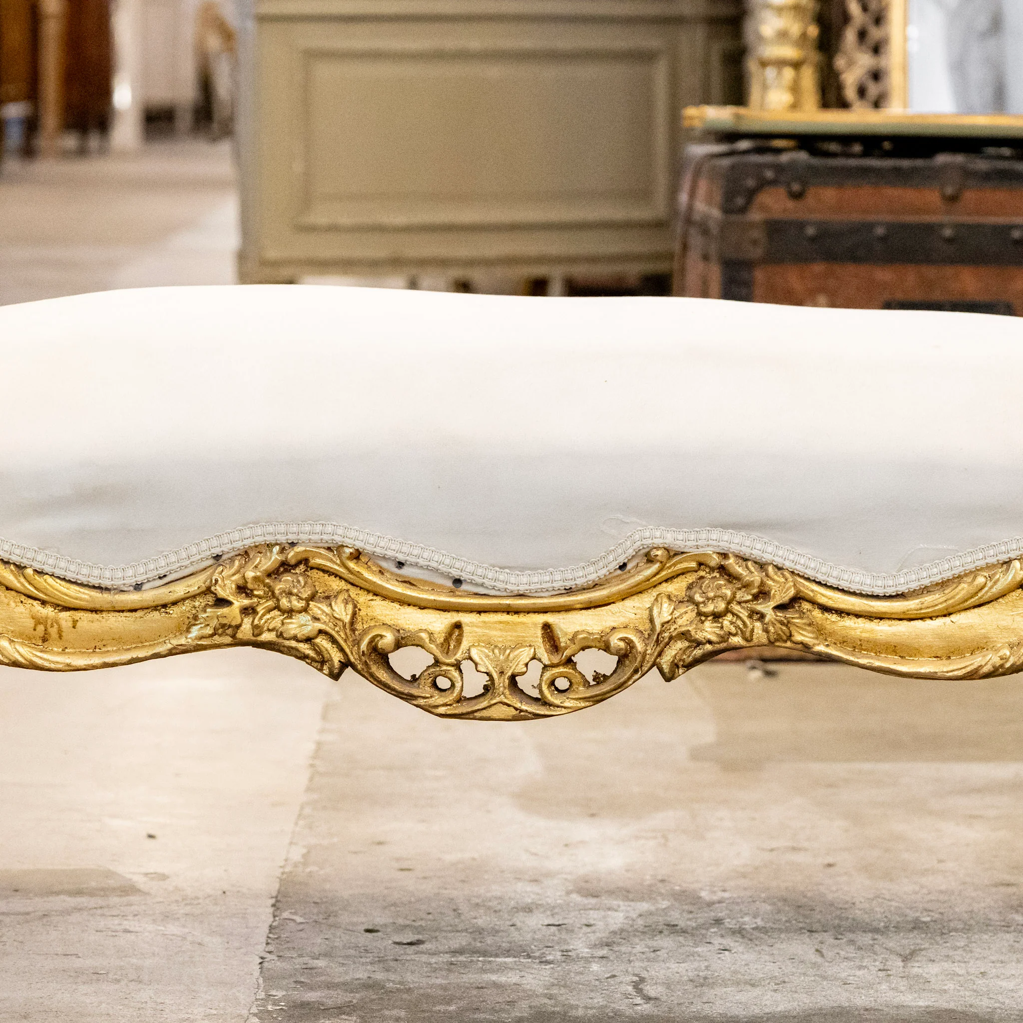 Louis XV Gilded Arm Bench – Floral Carved Frame in Soft White Velvet - Image 4