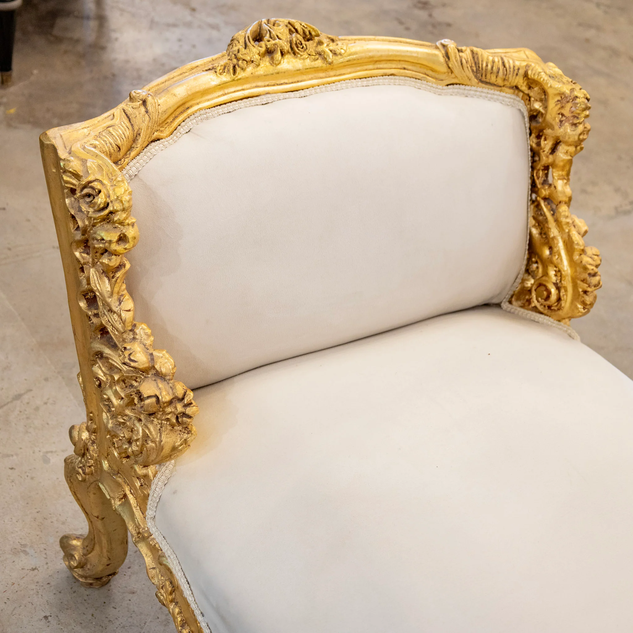 Louis XV Gilded Arm Bench – Floral Carved Frame in Soft White Velvet - Image 7