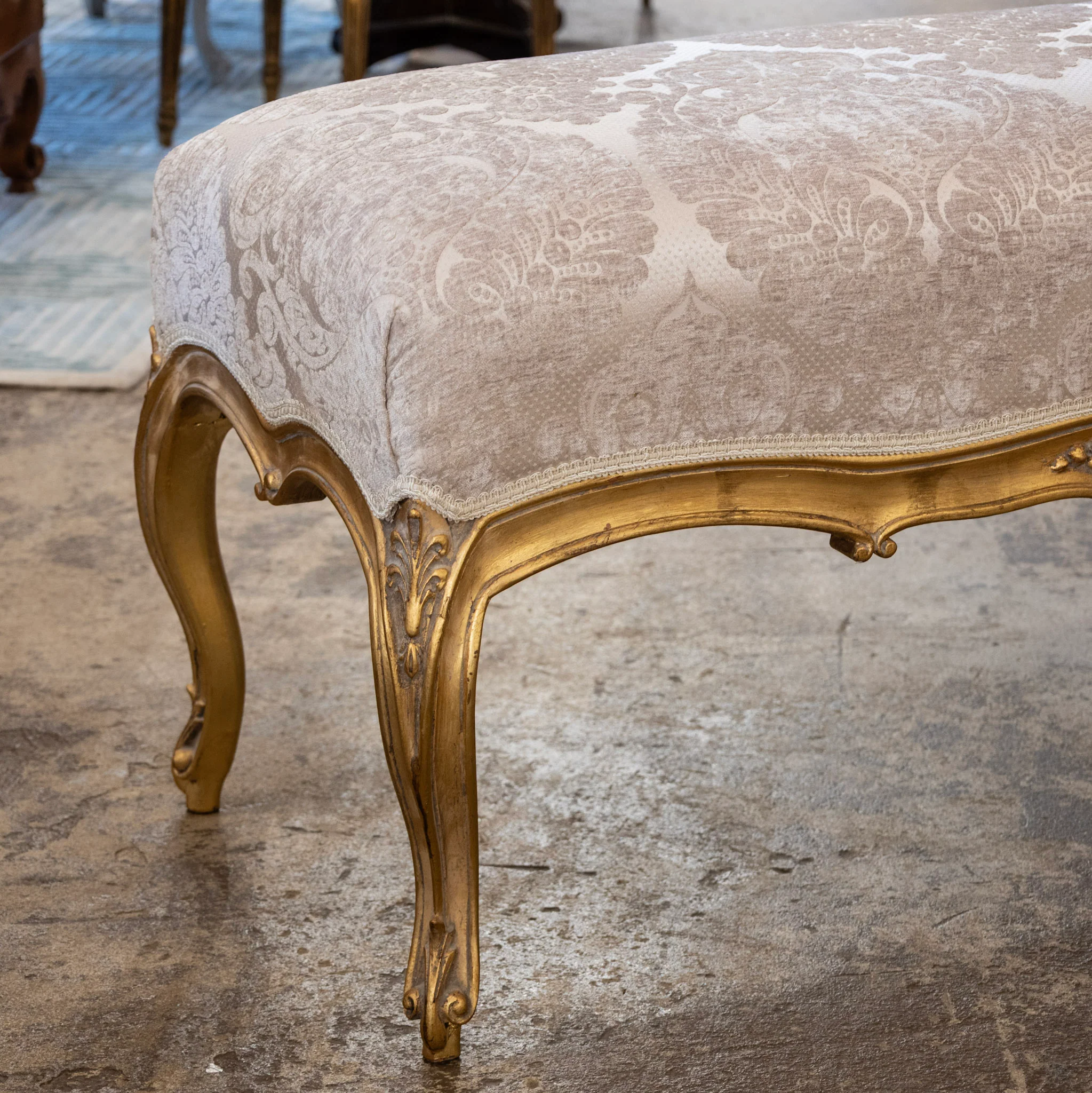 Louis XV Gilded Bench – Taupe Damask Upholstery - Image 3
