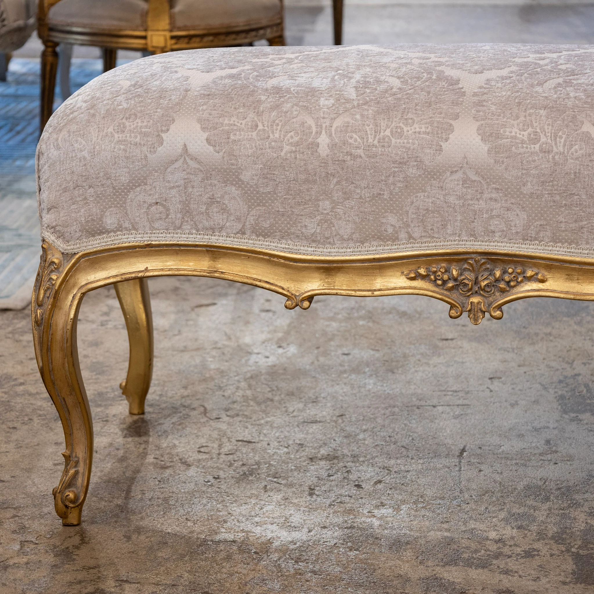 Louis XV Gilded Bench – Taupe Damask Upholstery - Image 4