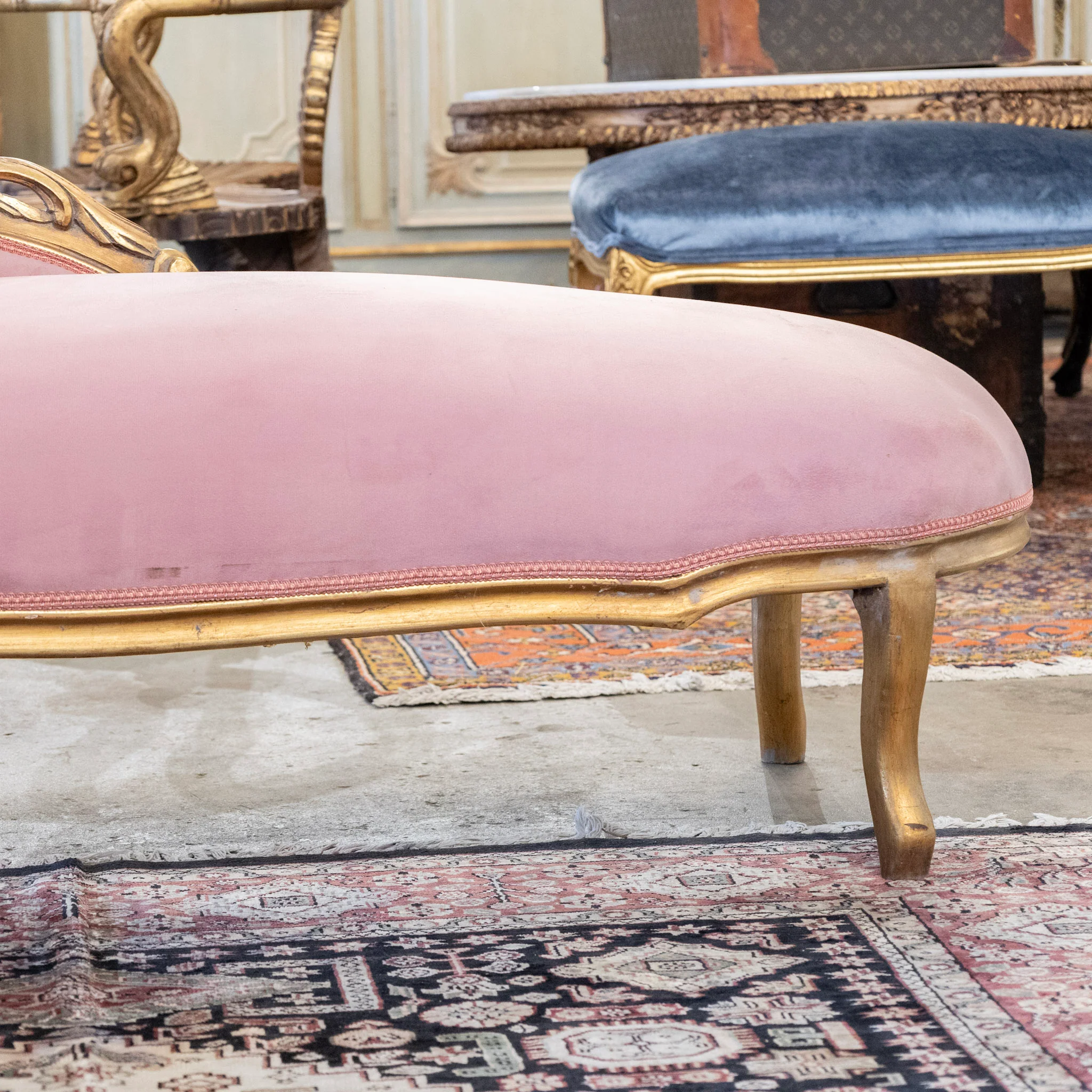 Louis XV Gilded Carved Chaise Lounge – Pink Velvet Upholstery - Image 3