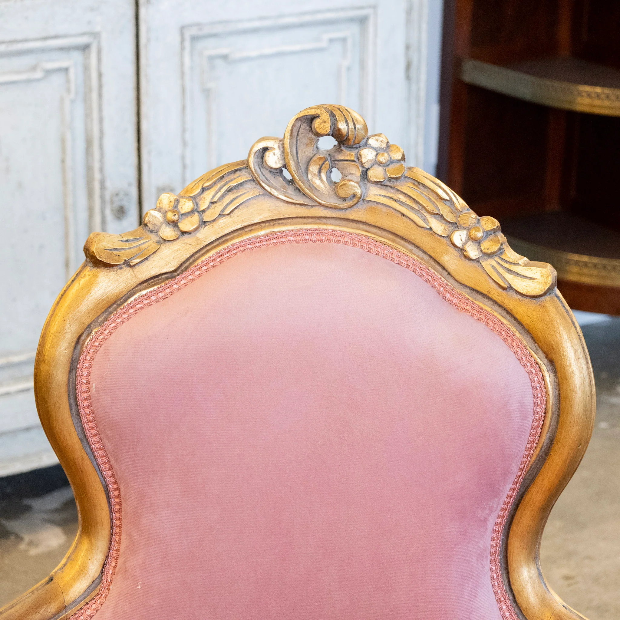 Louis XV Gilded Carved Chaise Lounge – Pink Velvet Upholstery - Image 7