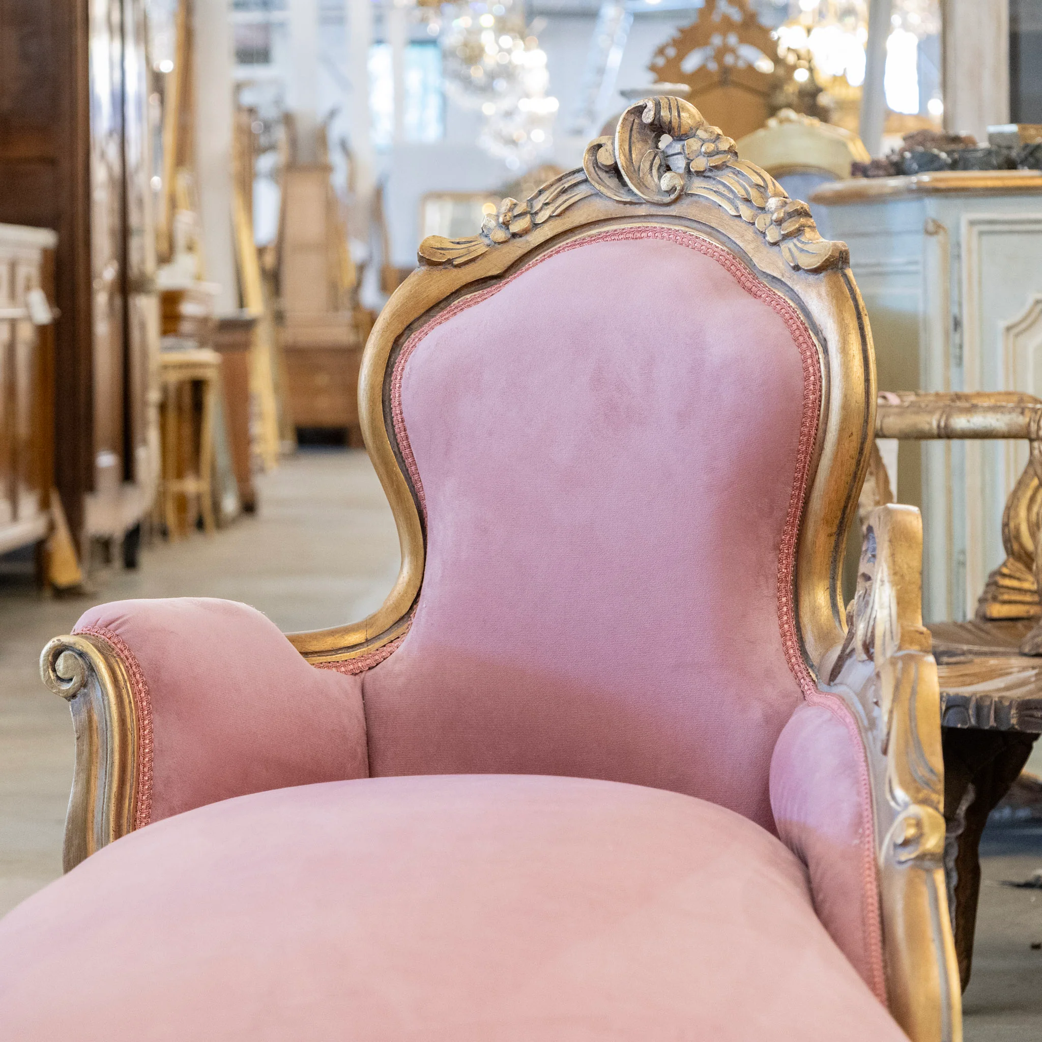 Louis XV Gilded Carved Chaise Lounge – Pink Velvet Upholstery - Image 8