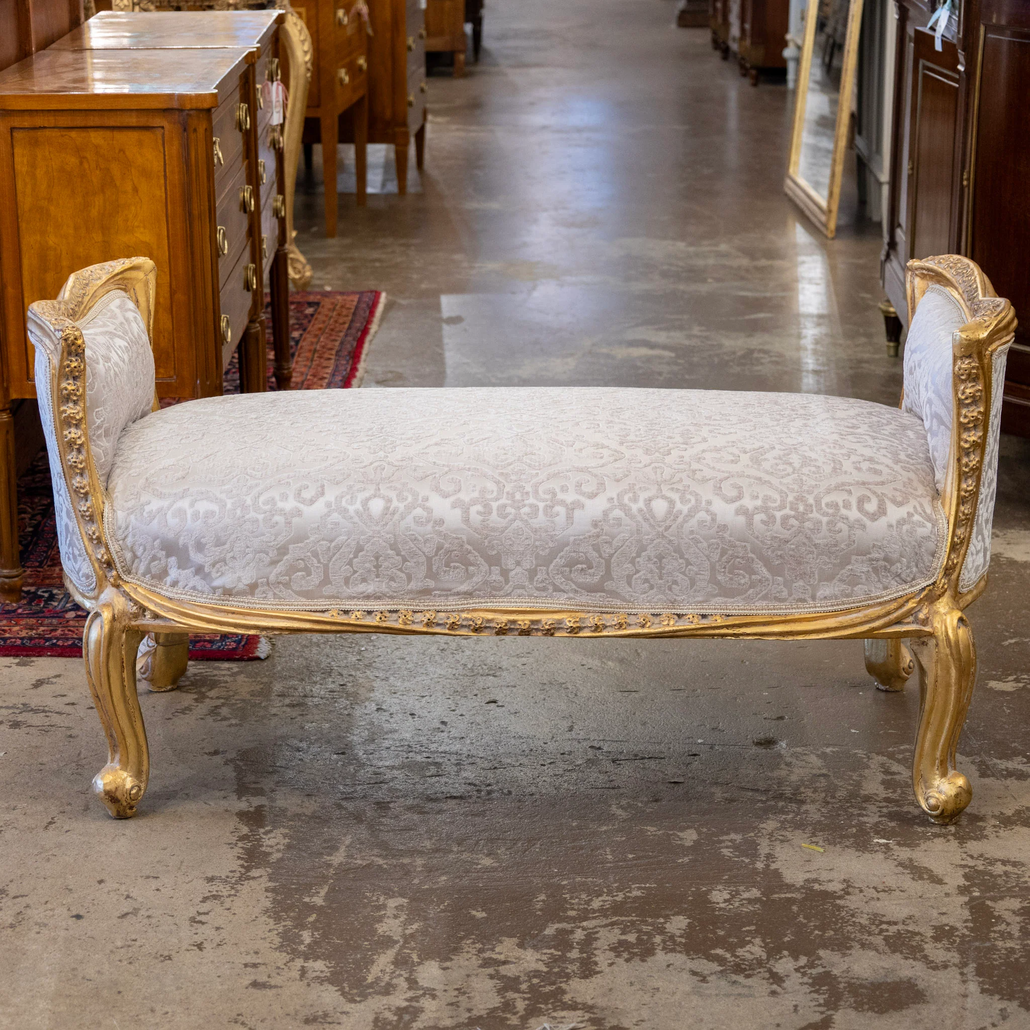 Louis XV Gilded Curule Bench – Floral Carvings & Beige Damask Upholstery - Image 2