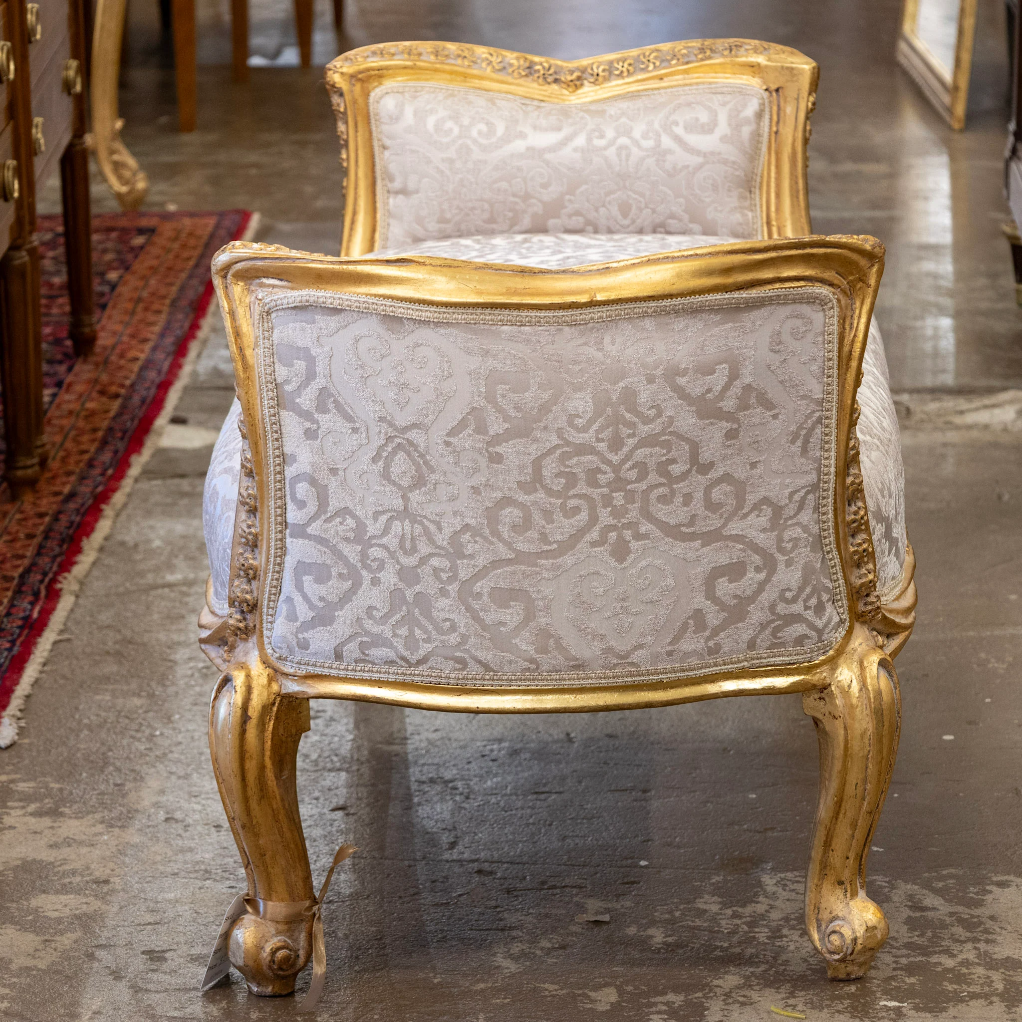 Louis XV Gilded Curule Bench – Floral Carvings & Beige Damask Upholstery - Image 3