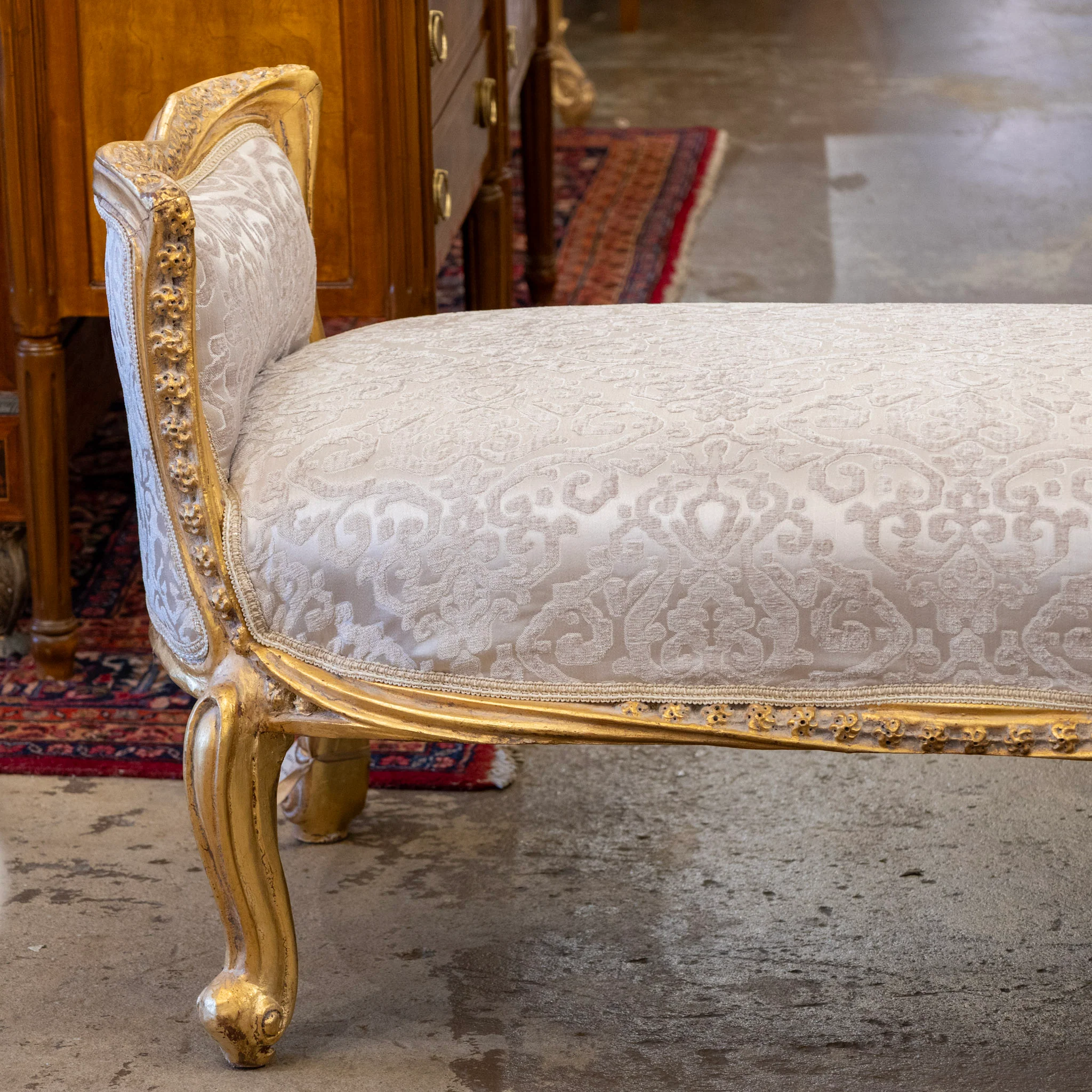 Louis XV Gilded Curule Bench – Floral Carvings & Beige Damask Upholstery - Image 4