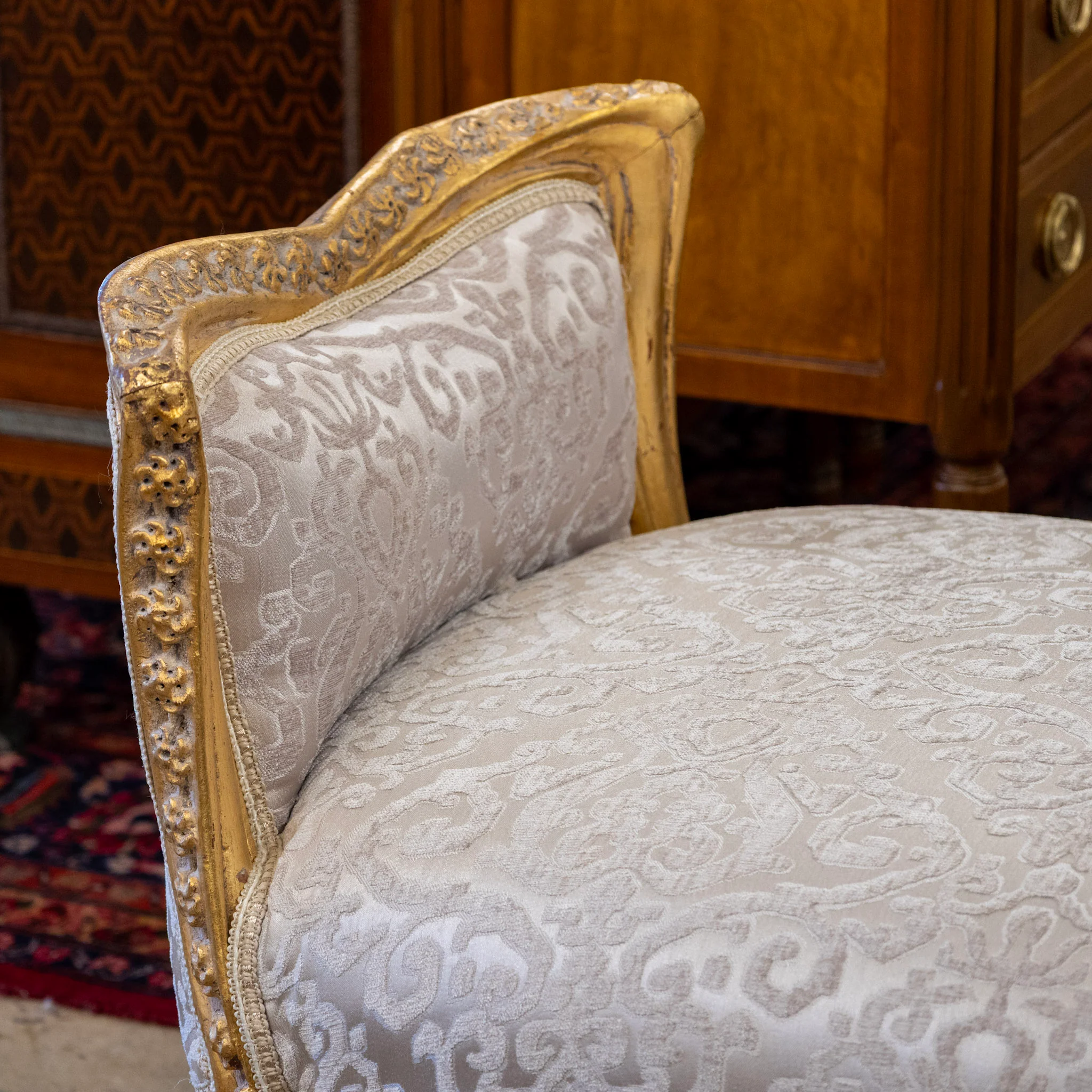 Louis XV Gilded Curule Bench – Floral Carvings & Beige Damask Upholstery - Image 7