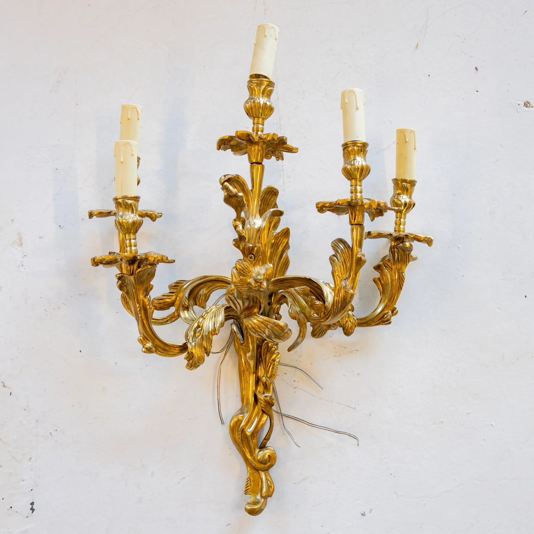 Louis XV Gilded Sconce – Leaf Carved Frame
