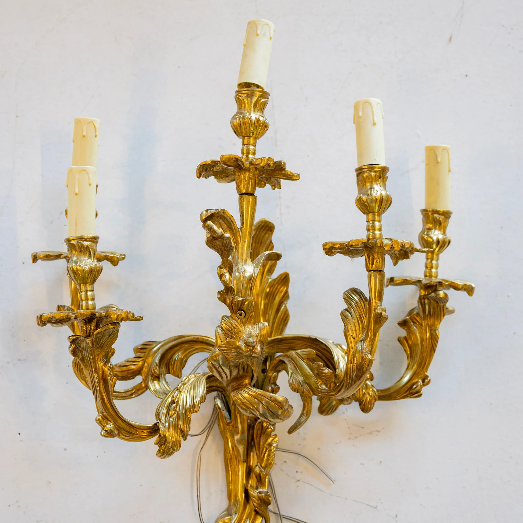 Louis XV Gilded Sconce – Leaf Carved Frame - Image 2