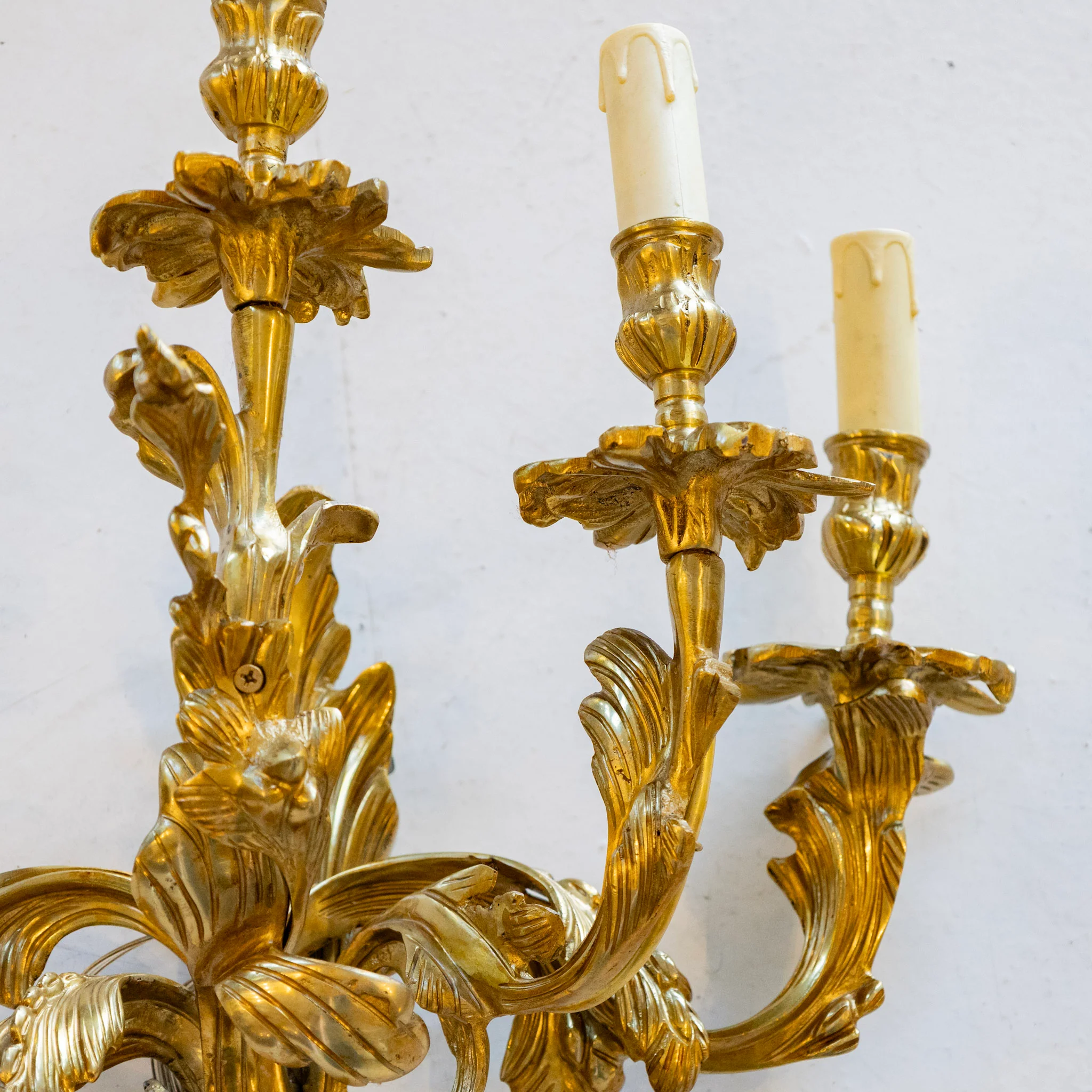 Louis XV Gilded Sconce – Leaf Carved Frame - Image 4