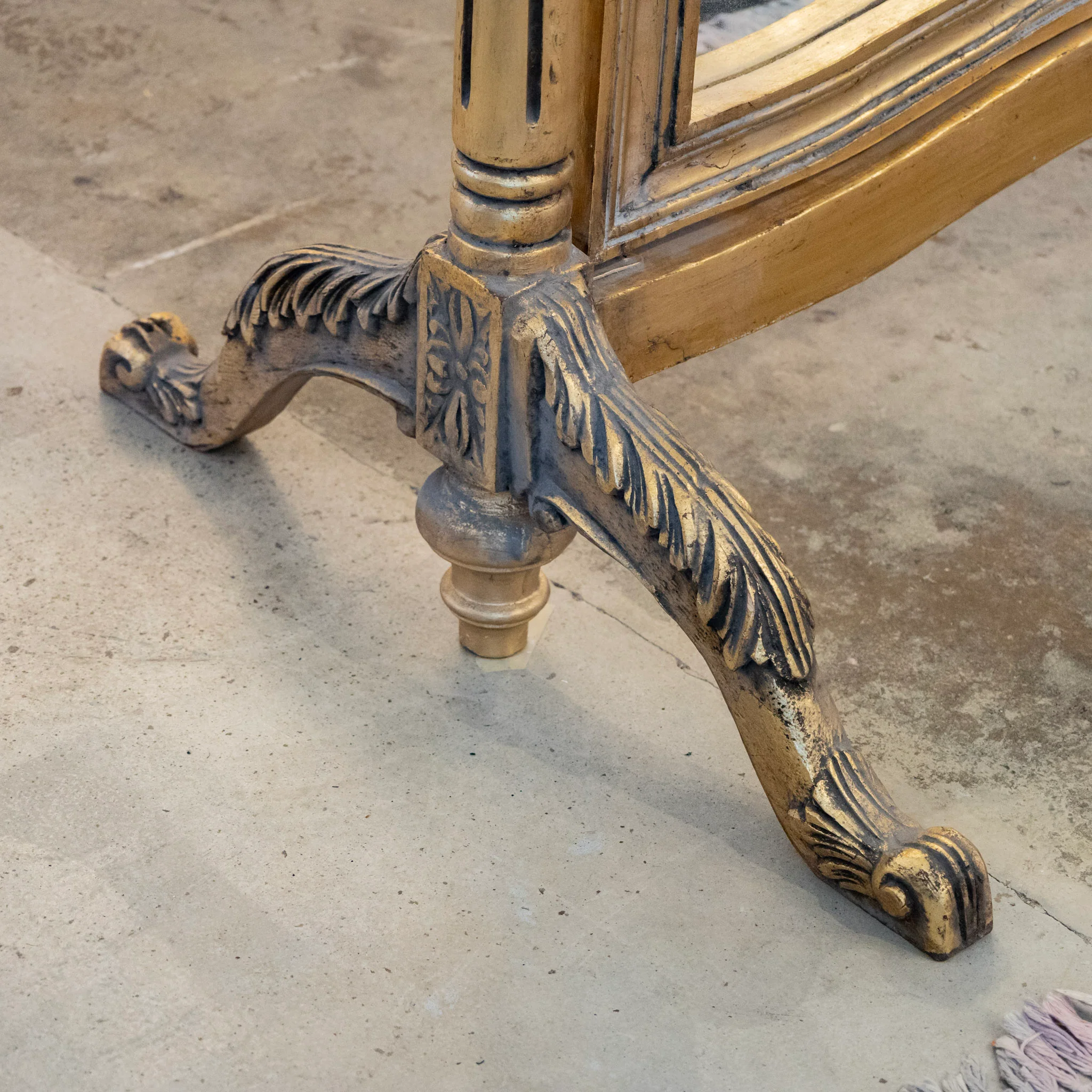 Louis XV Gilded Tall Dressing Mirror – Carved Crest & Fluted Columns - Image 10