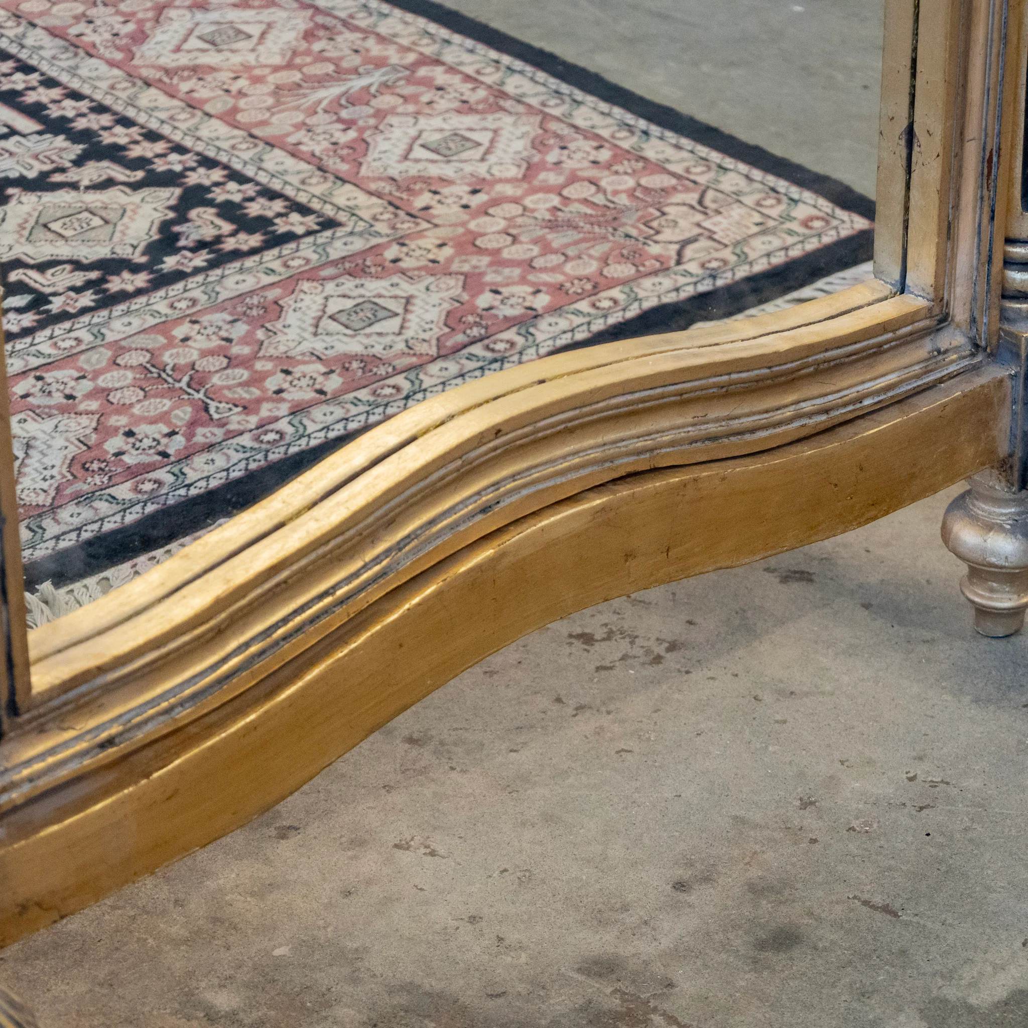 Louis XV Gilded Tall Dressing Mirror – Carved Crest & Fluted Columns - Image 11