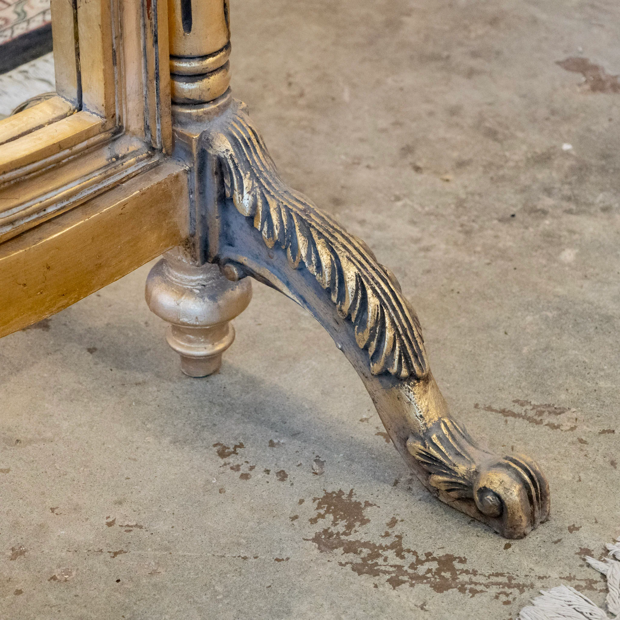 Louis XV Gilded Tall Dressing Mirror – Carved Crest & Fluted Columns - Image 12
