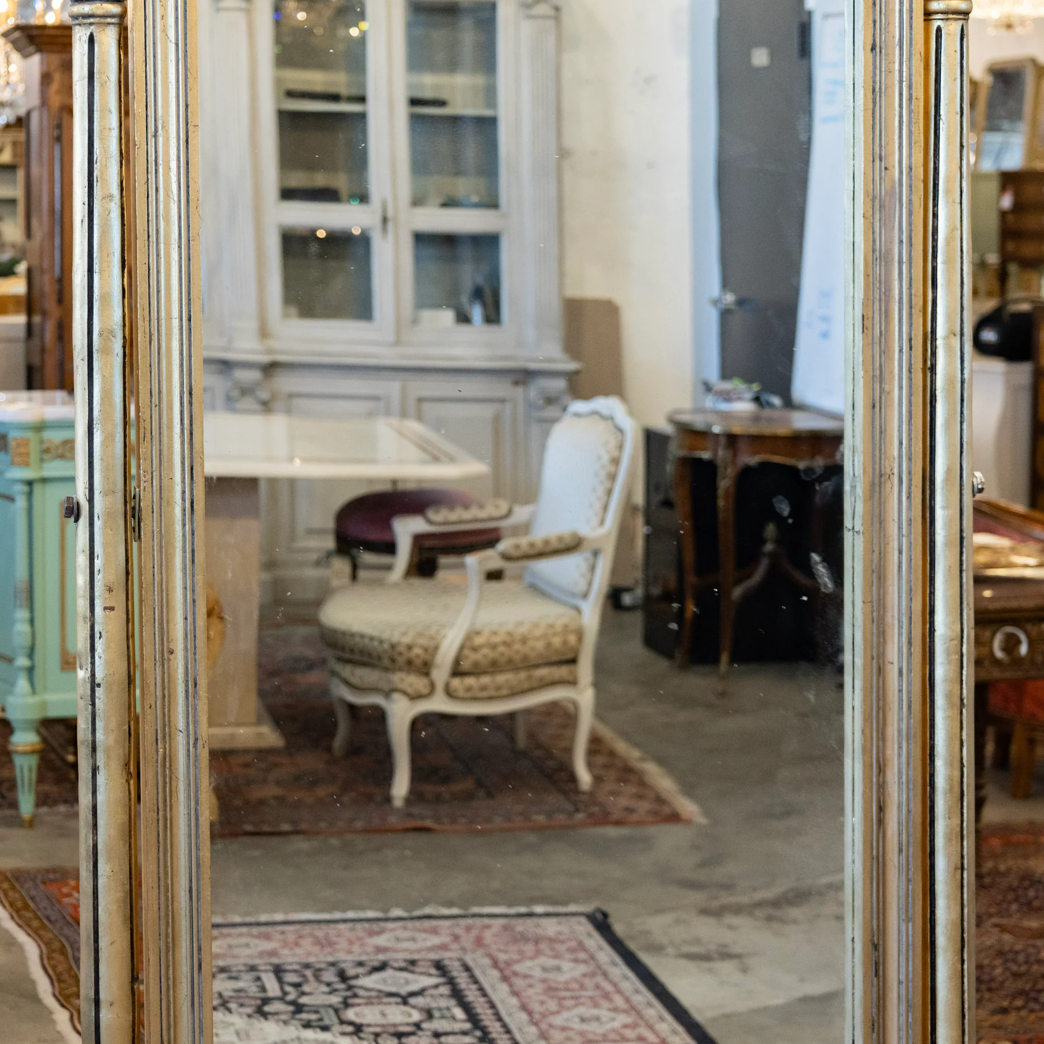 Louis XV Gilded Tall Dressing Mirror – Carved Crest & Fluted Columns - Image 4