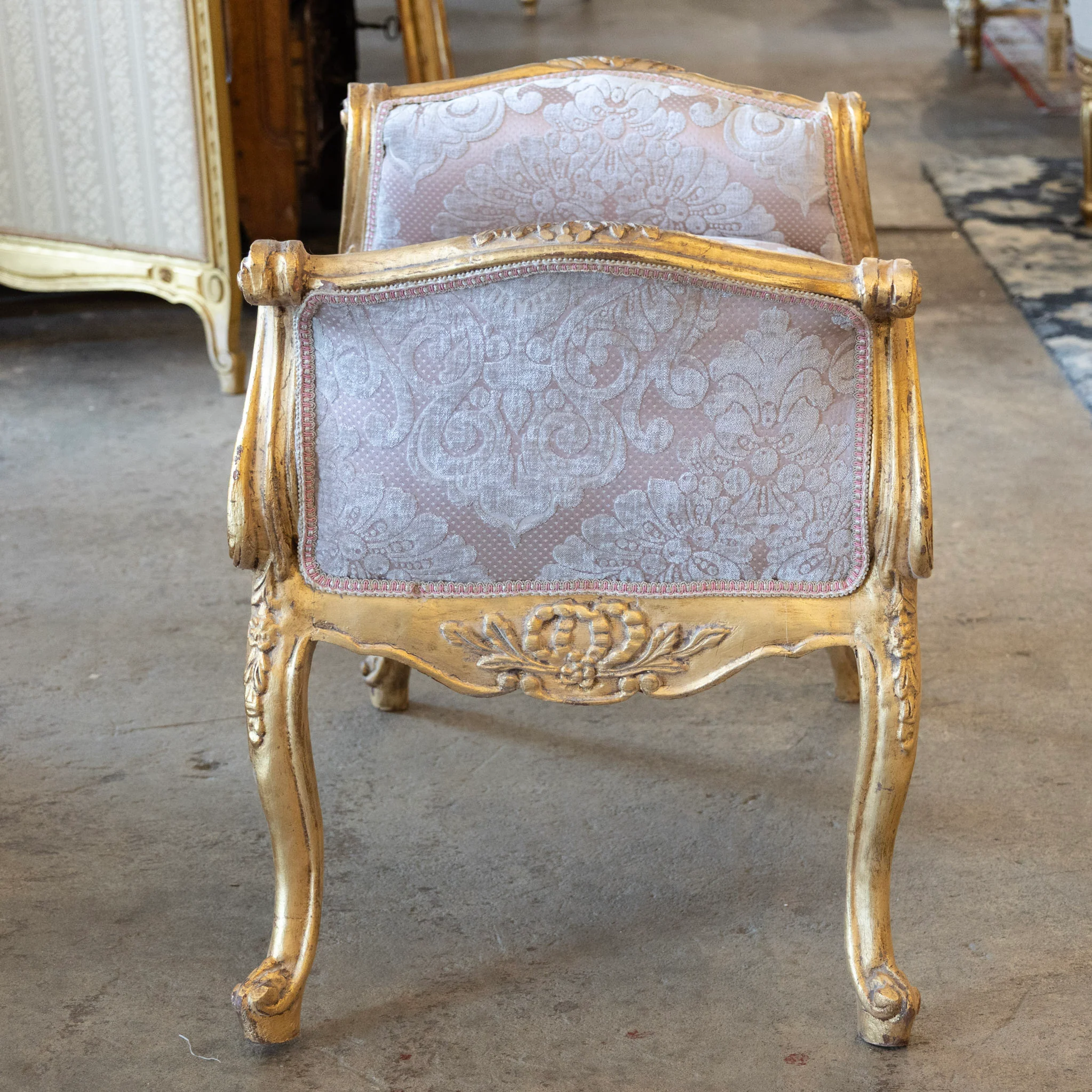 Louis XV Gilded Vanity Bench – Pink Damask Upholstery - Image 4
