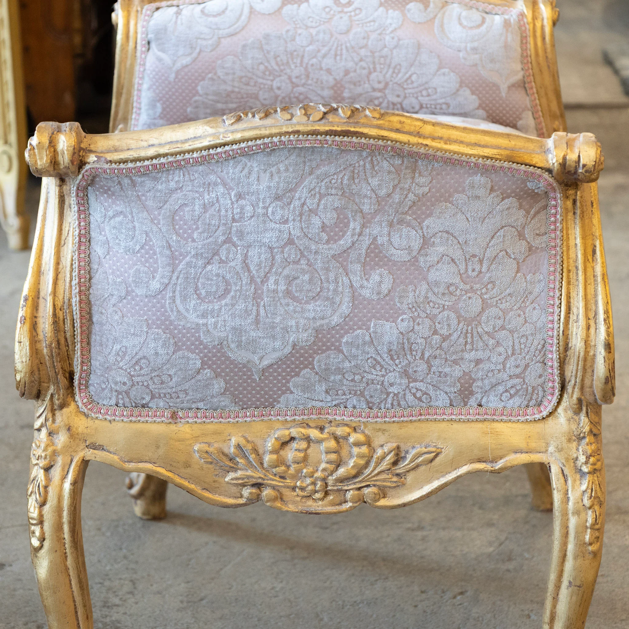 Louis XV Gilded Vanity Bench – Pink Damask Upholstery - Image 5