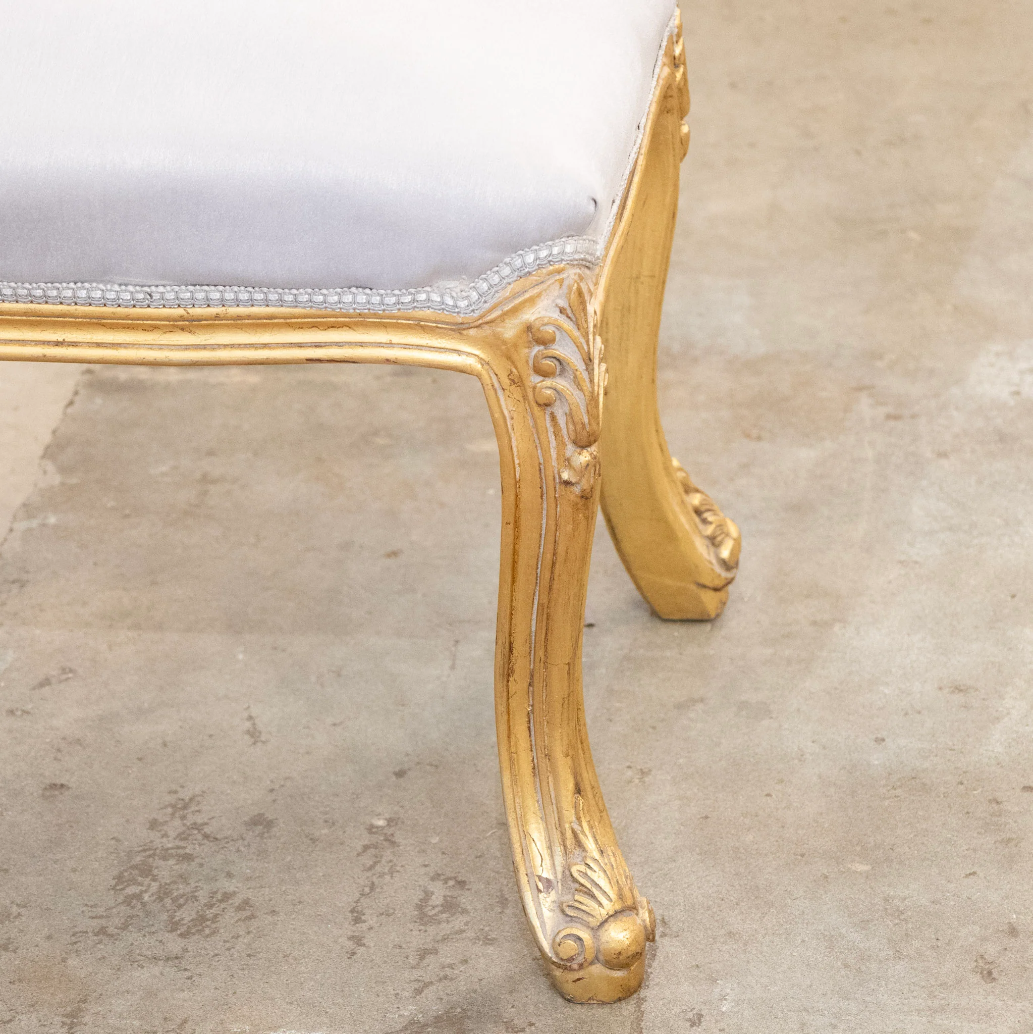 Louis XV Bench – Gilded Trim & Cabriole Legs in French Grey Velvet - Image 4