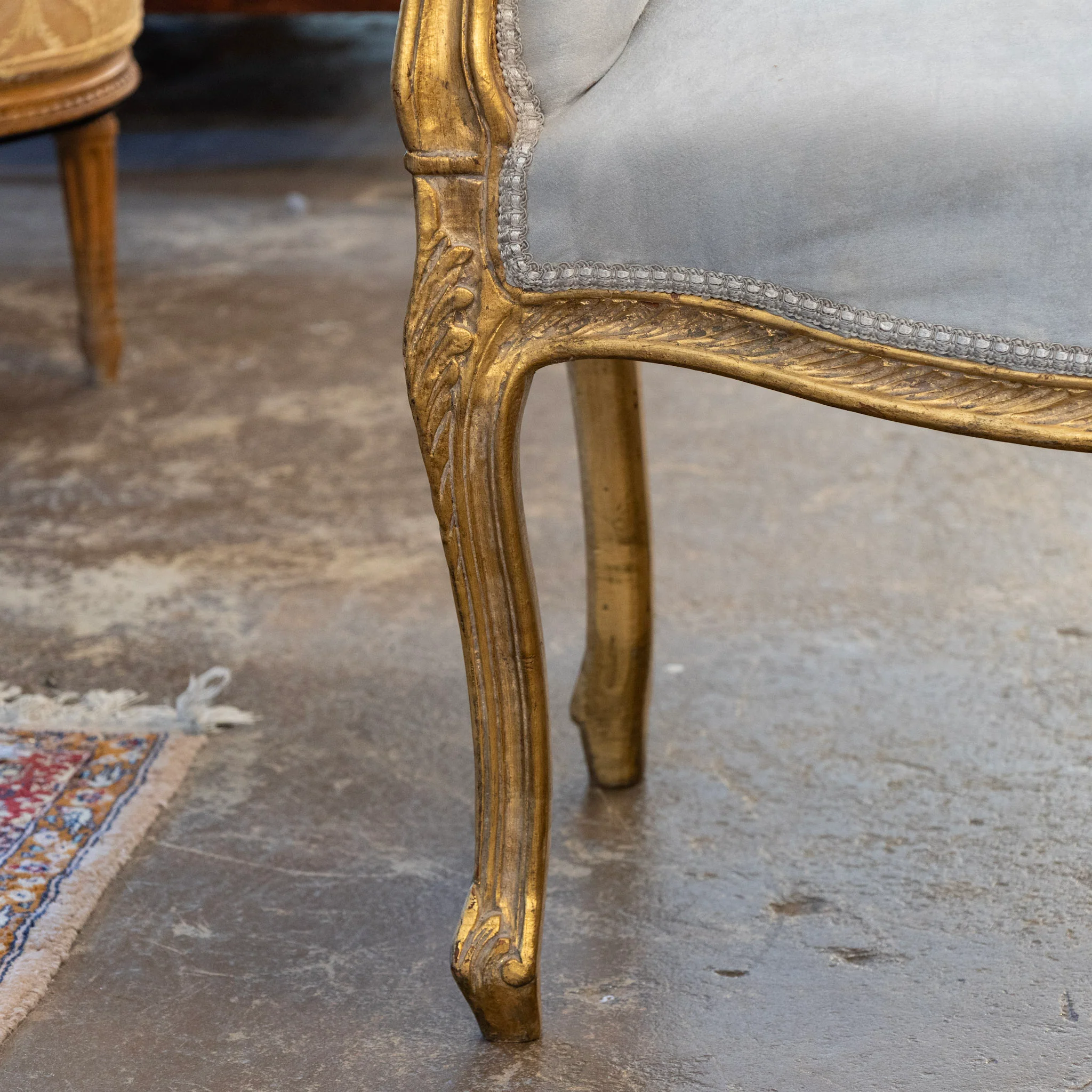 Louis XV Vanity Bench – Gilded Frame & Pale Blue Velvet Upholstery - Image 4