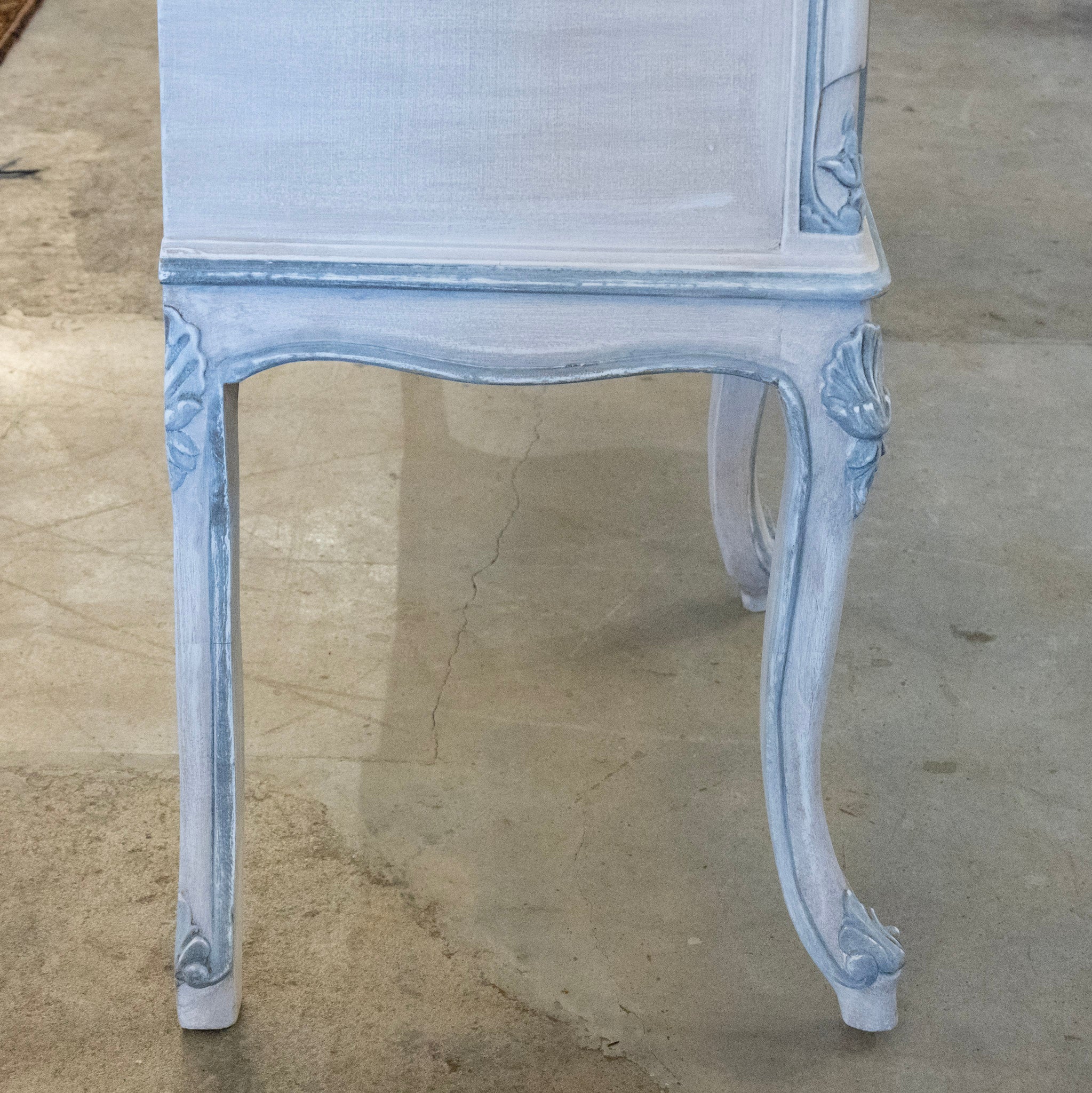 Louis XV White Vanity with Blue Trim – Carved Apron & Small Brass Pulls - Image 10
