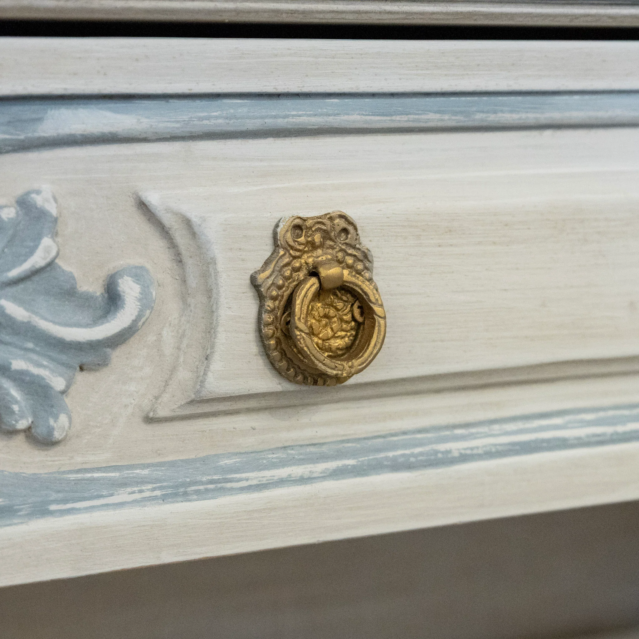 Louis XV White Vanity with Blue Trim – Carved Apron & Small Brass Pulls - Image 11