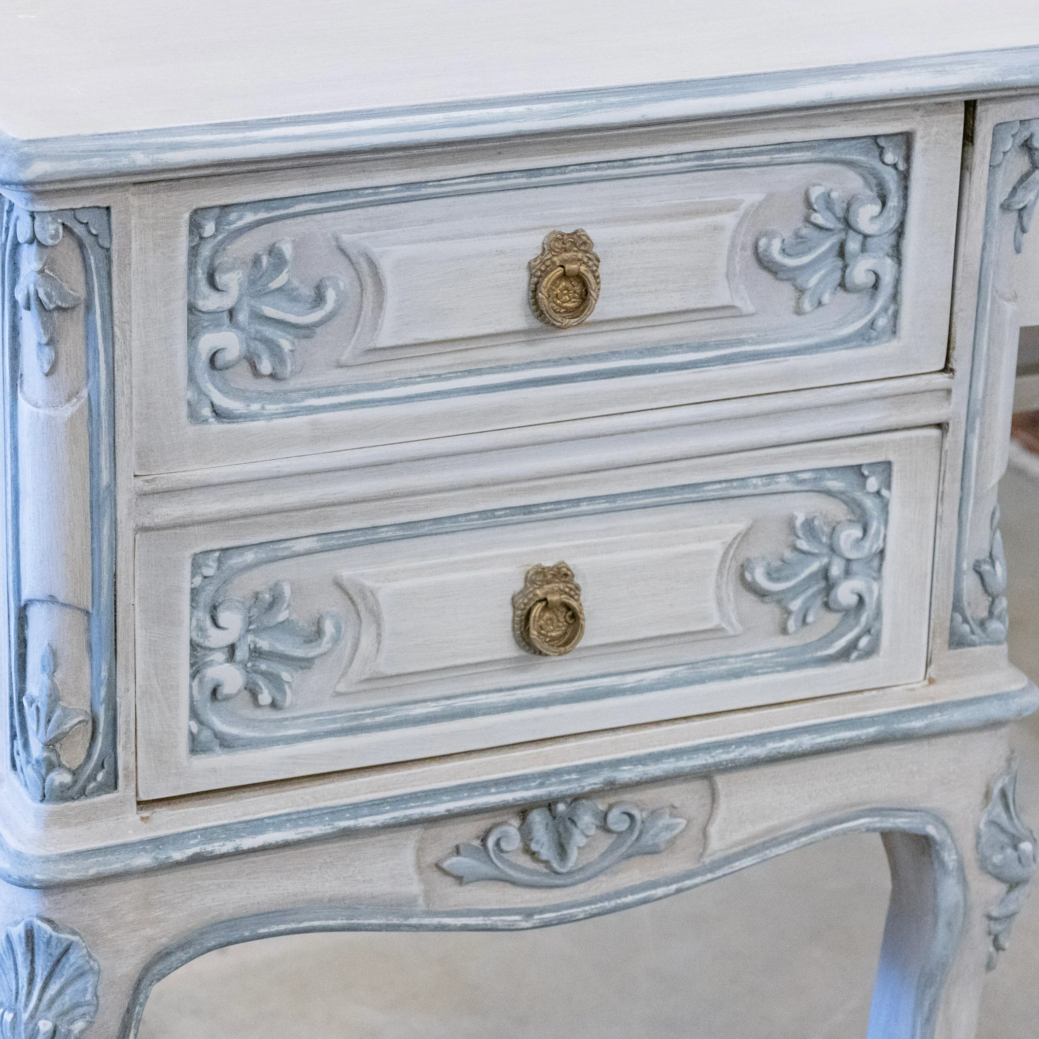 Louis XV White Vanity with Blue Trim – Carved Apron & Small Brass Pulls - Image 4