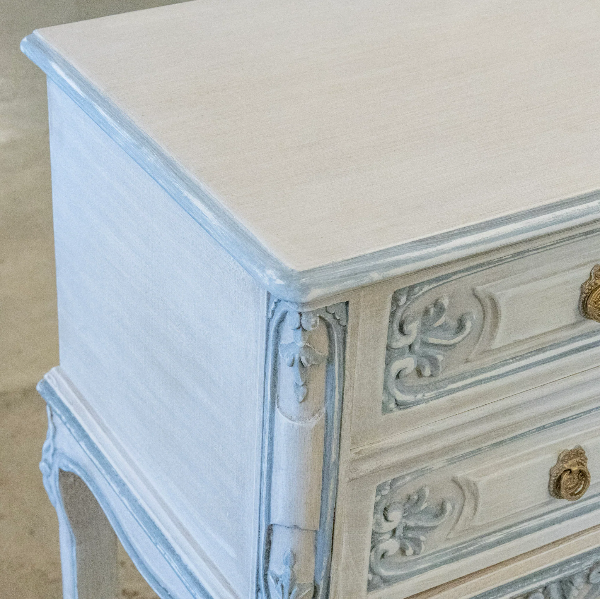 Louis XV White Vanity with Blue Trim – Carved Apron & Small Brass Pulls - Image 5